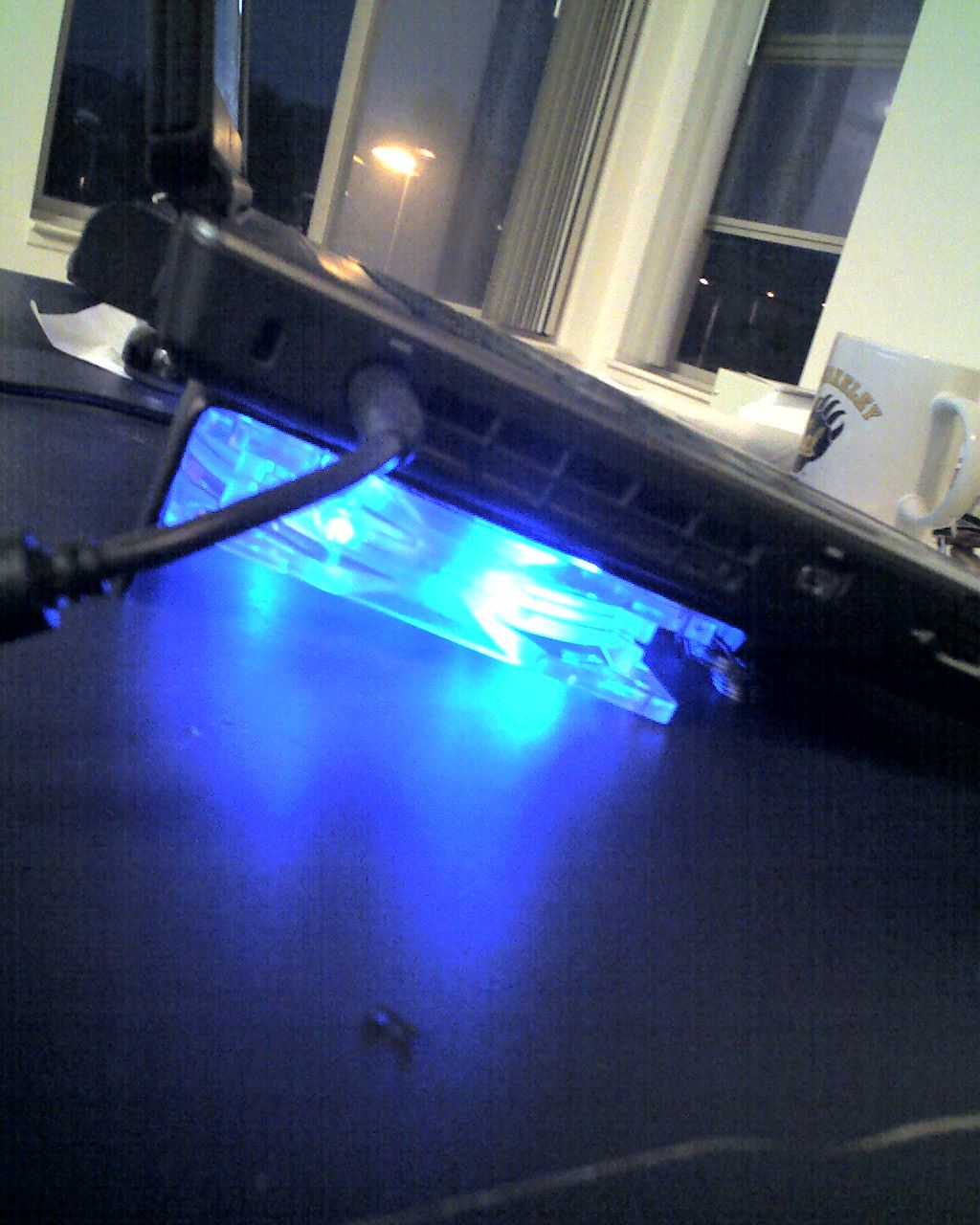 Mesh laptop stand with usb fans