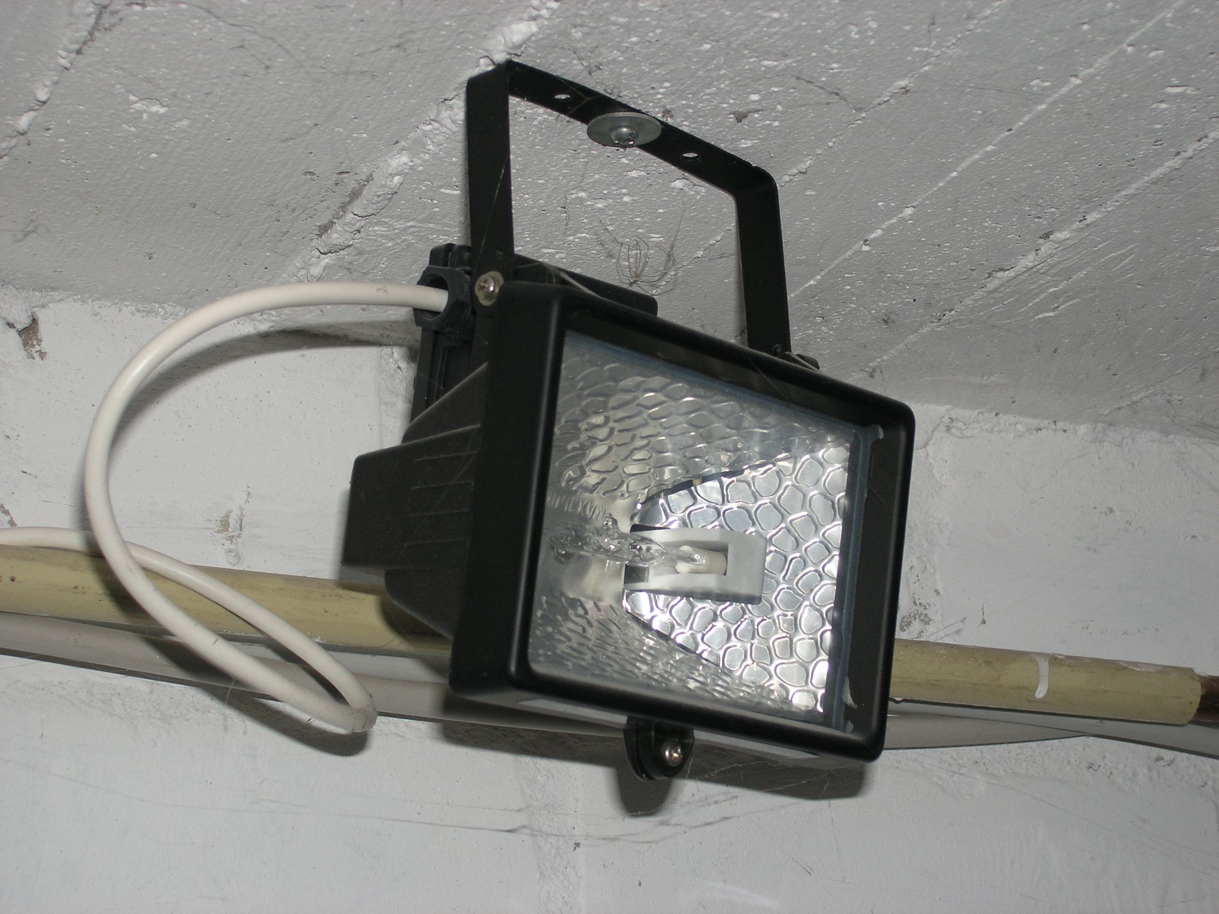Changing an Halogen Spotlight Into an LED Spotlight