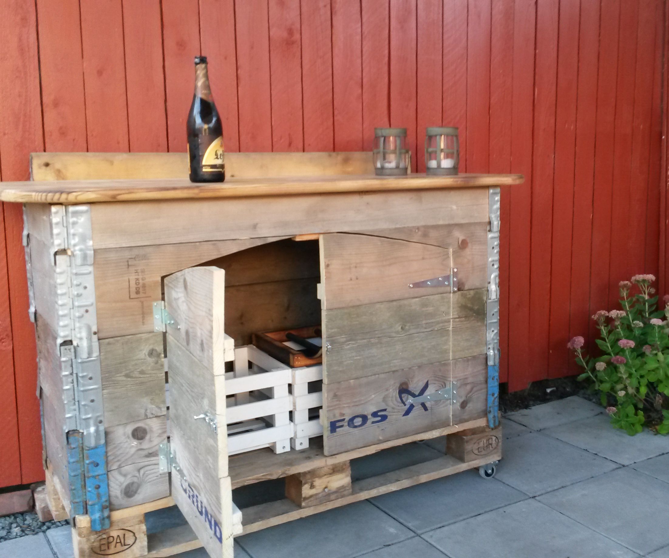 rustic minibar from pallet frames