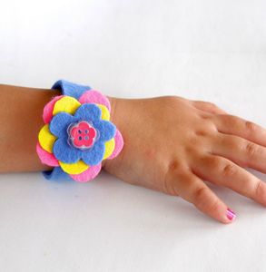 Make This Flower Bracelet for Spring!