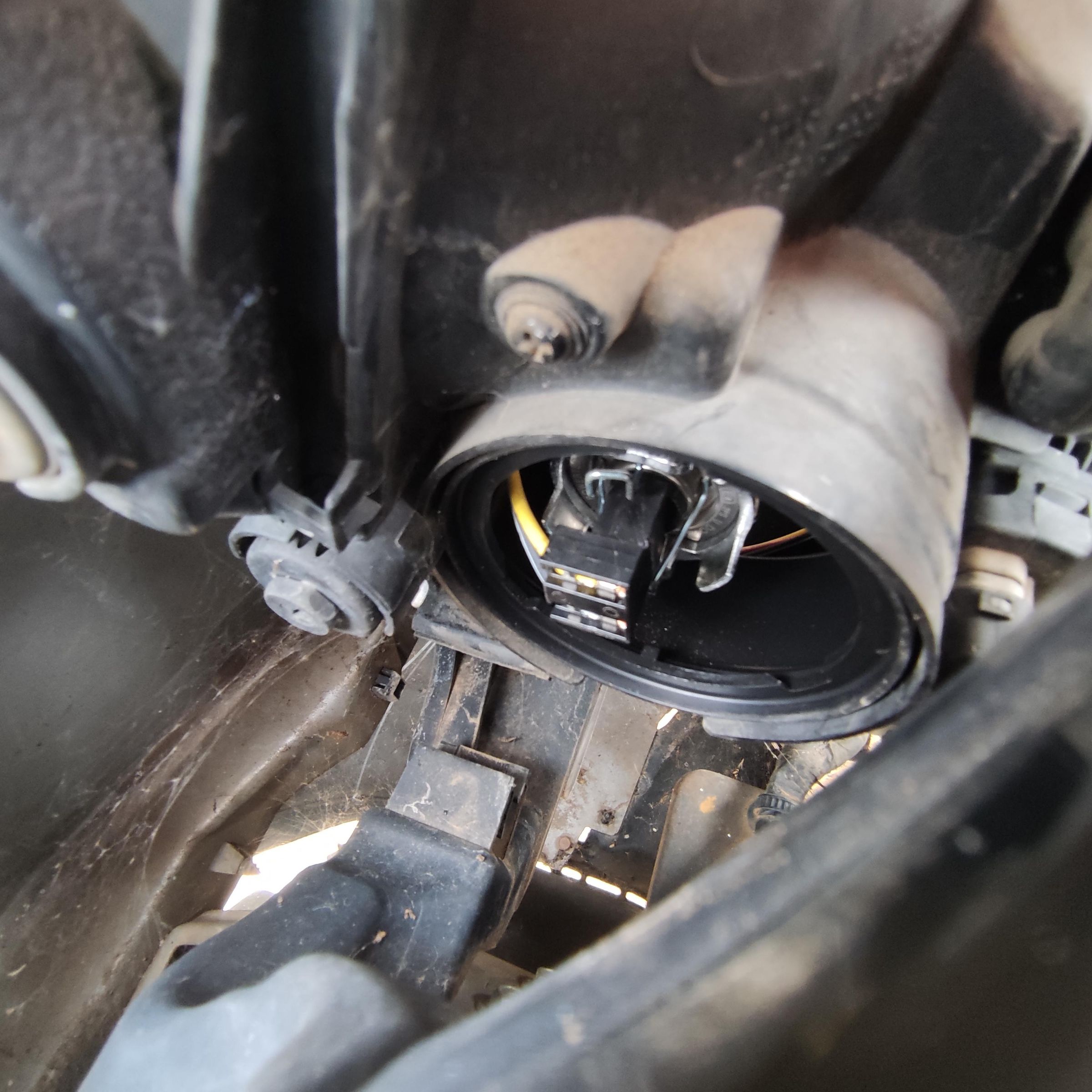 Low Beam Bulb Replace - Hyundai I30 2007-2011 : 6 Steps - Instructables