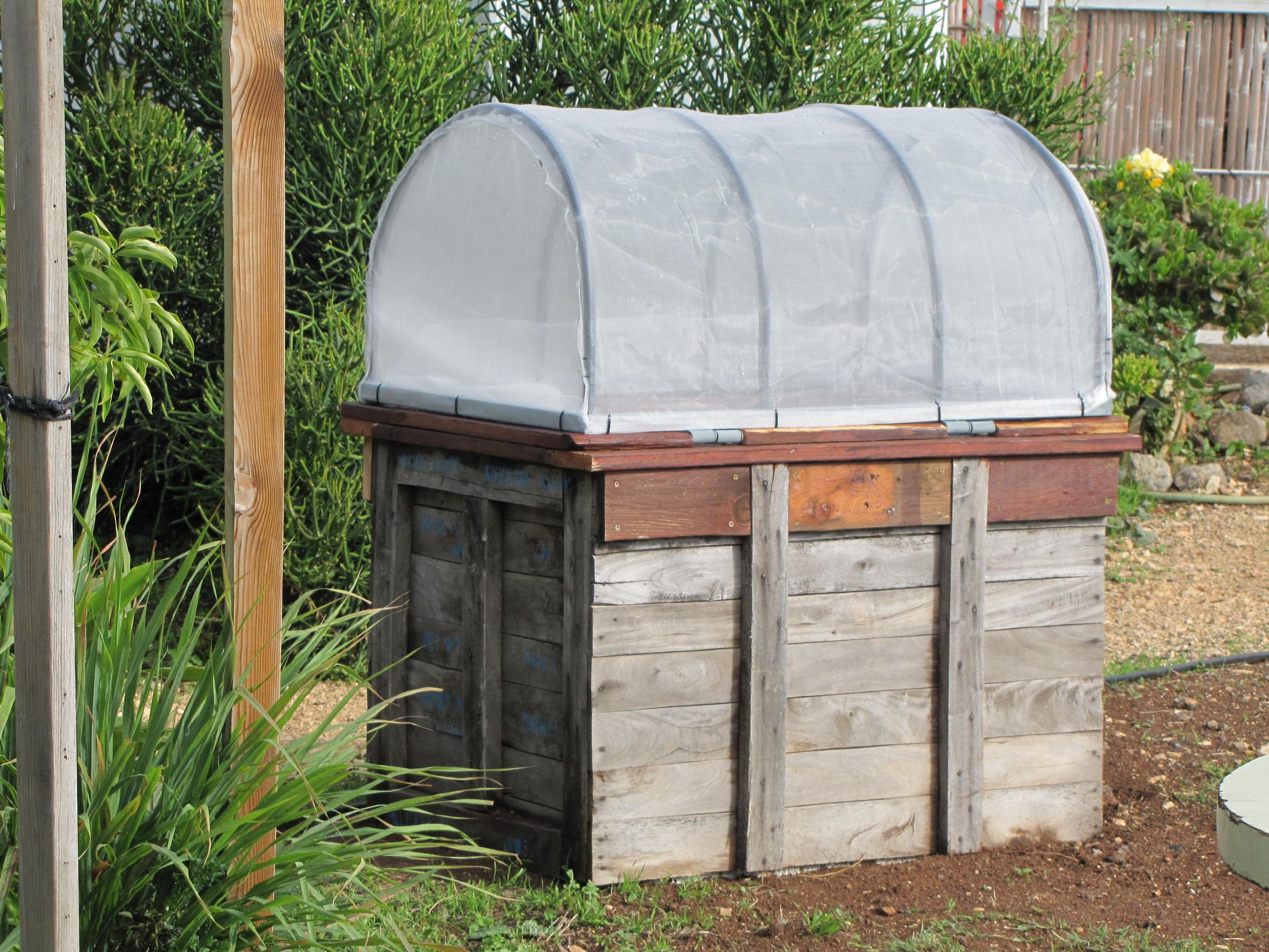 How to Build a Raised Bed Garden With Hinged Cover (Recycled 