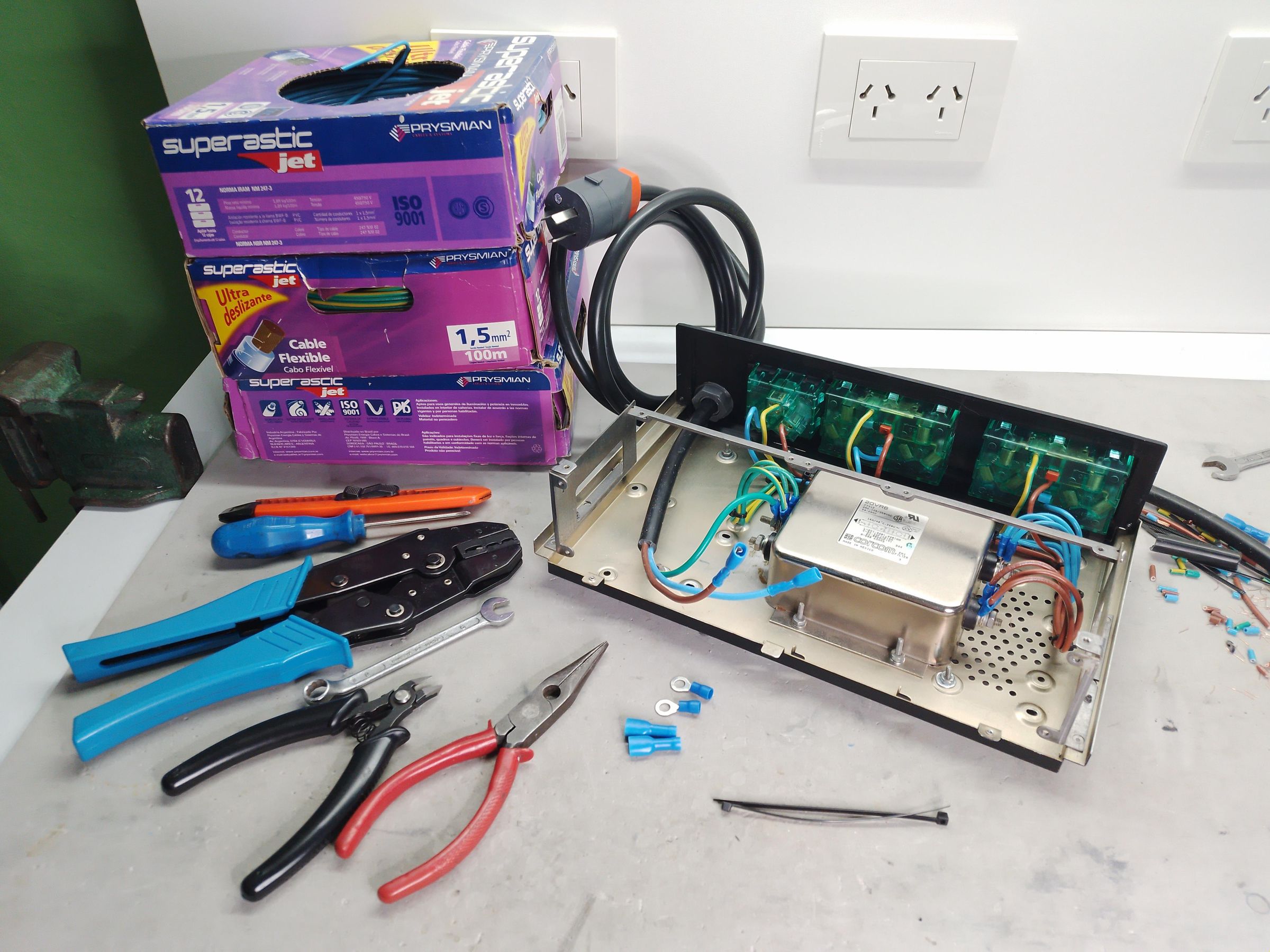 DIY Power Conditioner for Audio Built From an Old Cable Box 6 Steps