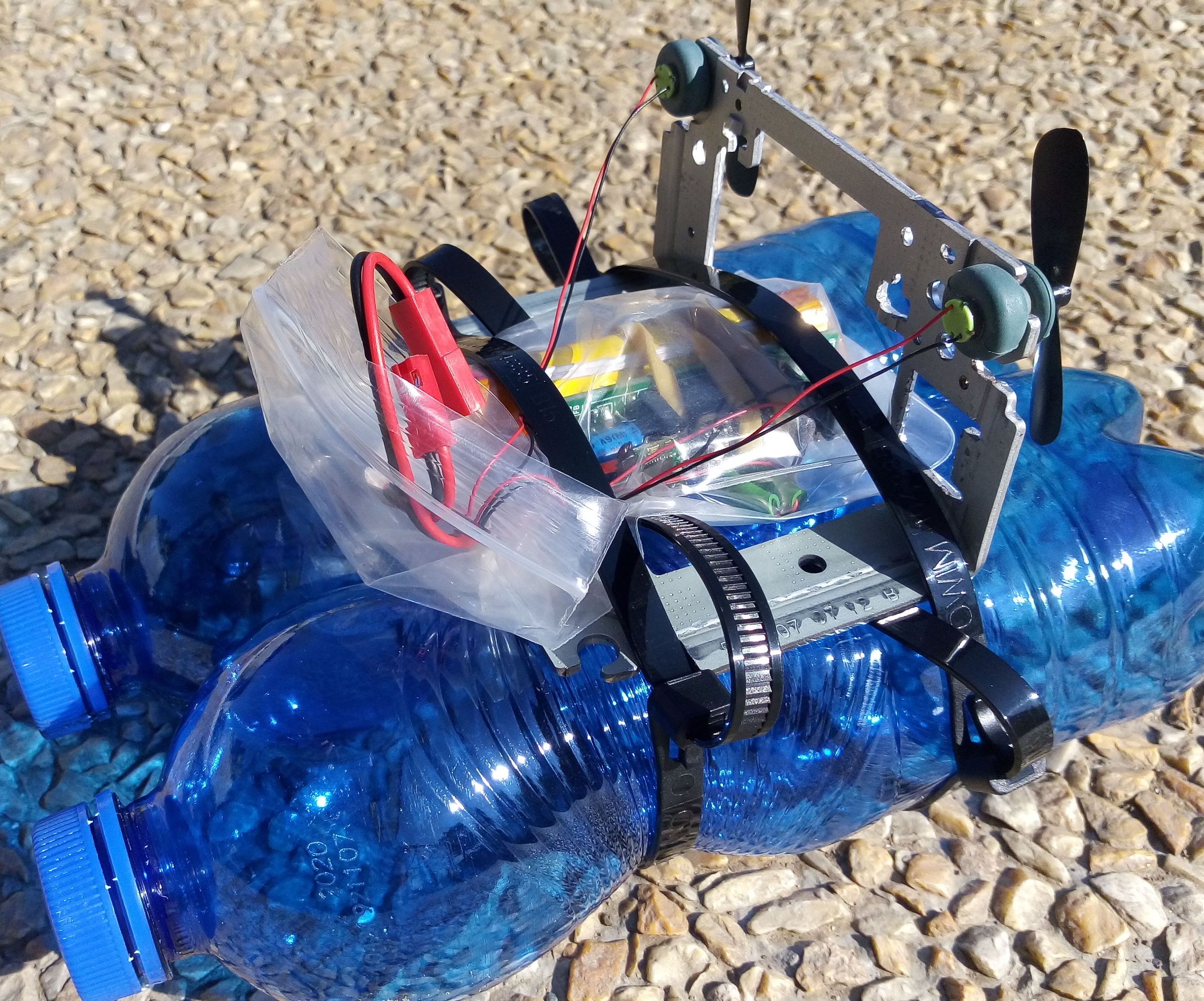 UChip – RC Boat Out of Plastic Bottles and CD-ROM Player!