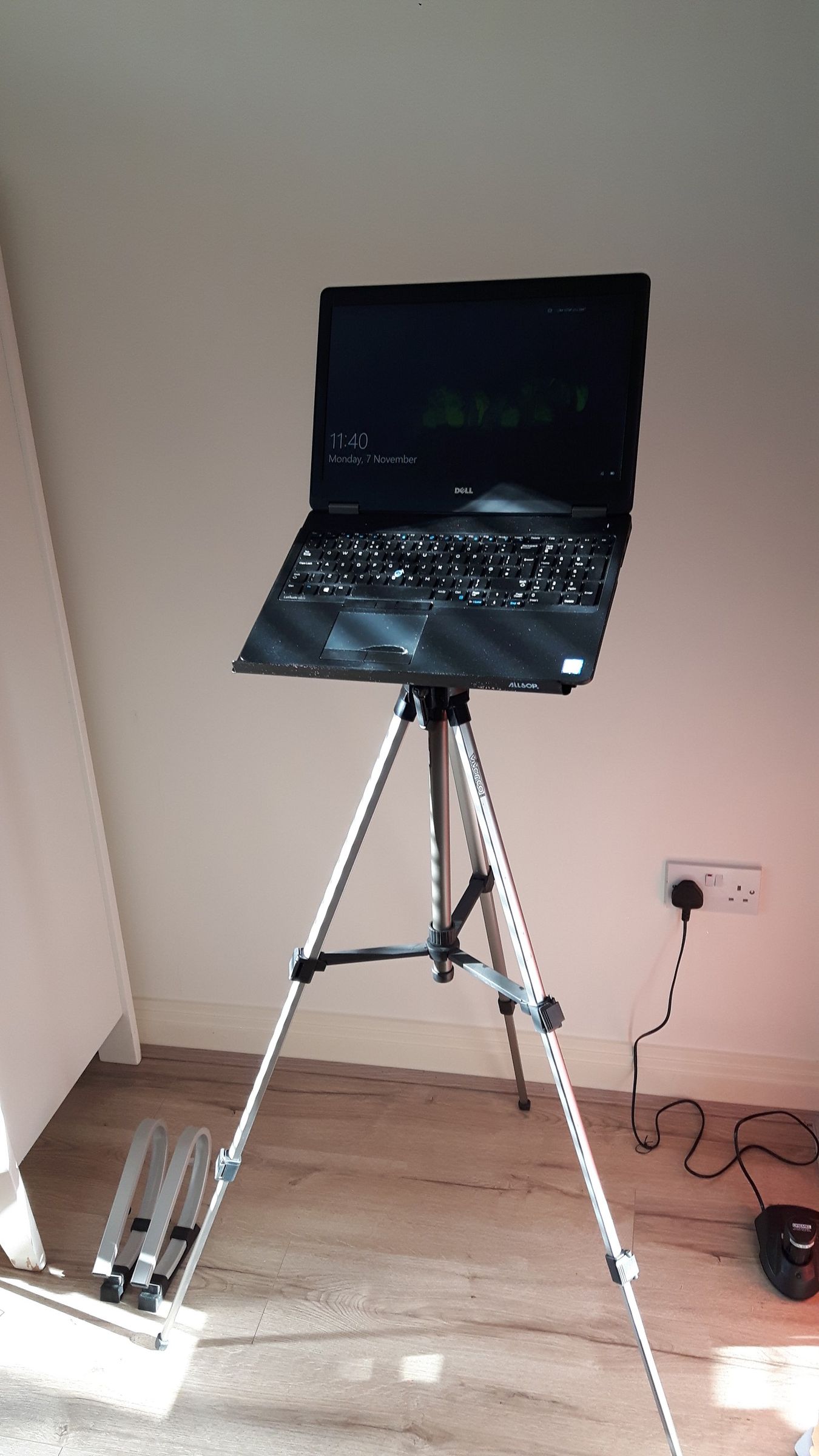 Go Anywhere Laptop Tripod Stand 4 Steps (with Pictures) Instructables