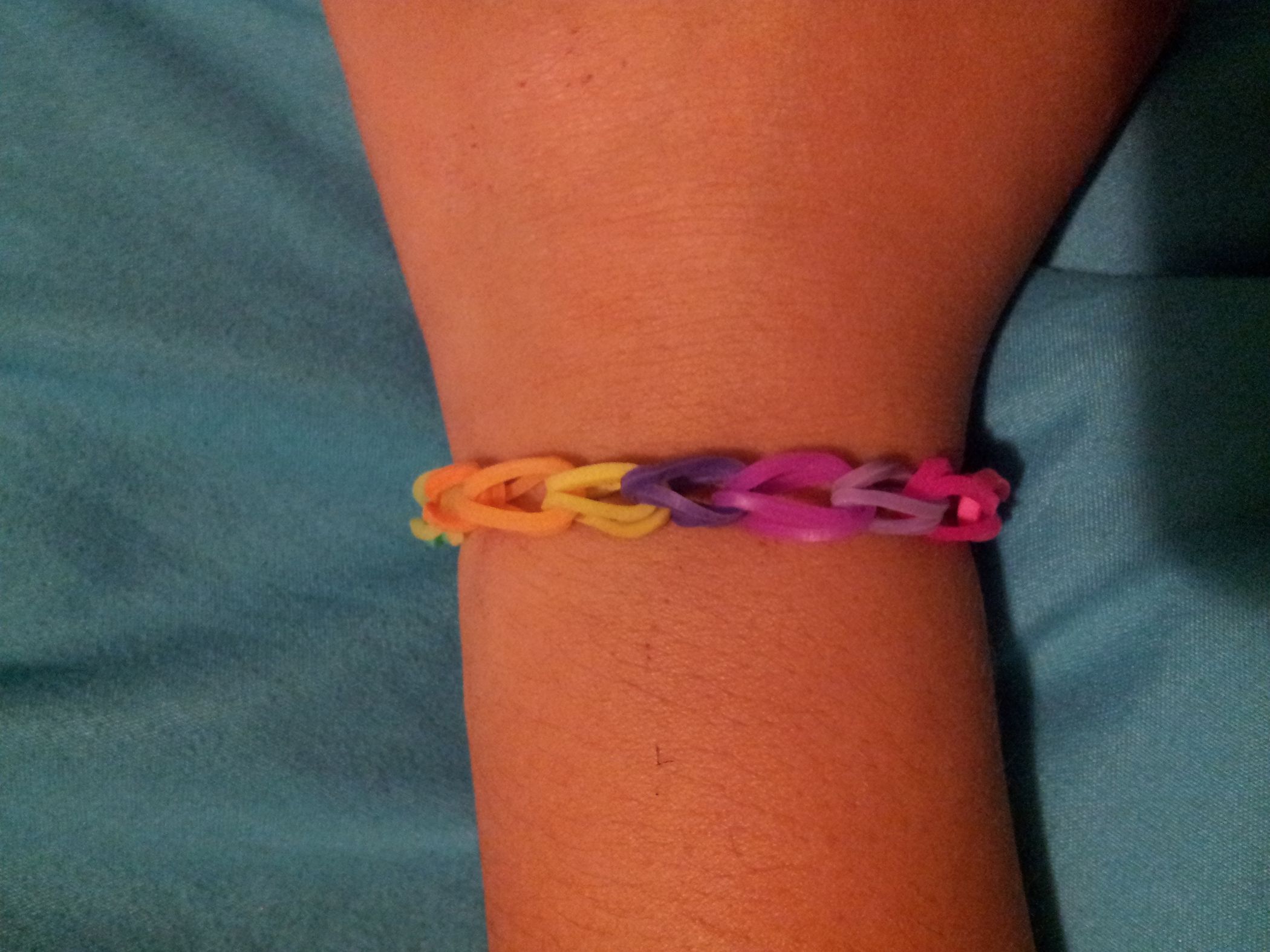 How to Make a Single Rainbow Loom Bracelet : 5 Steps Instructables