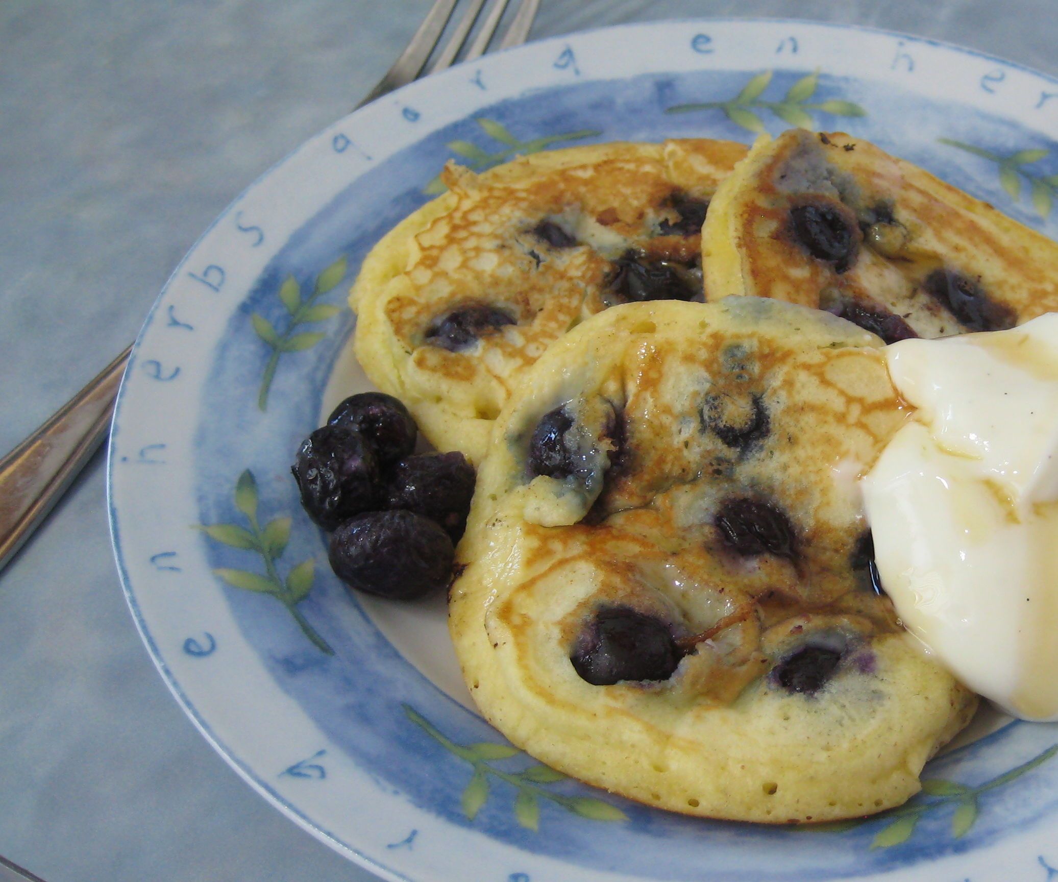 QUICK & EASY BLUEBERRY MINI PANCAKES