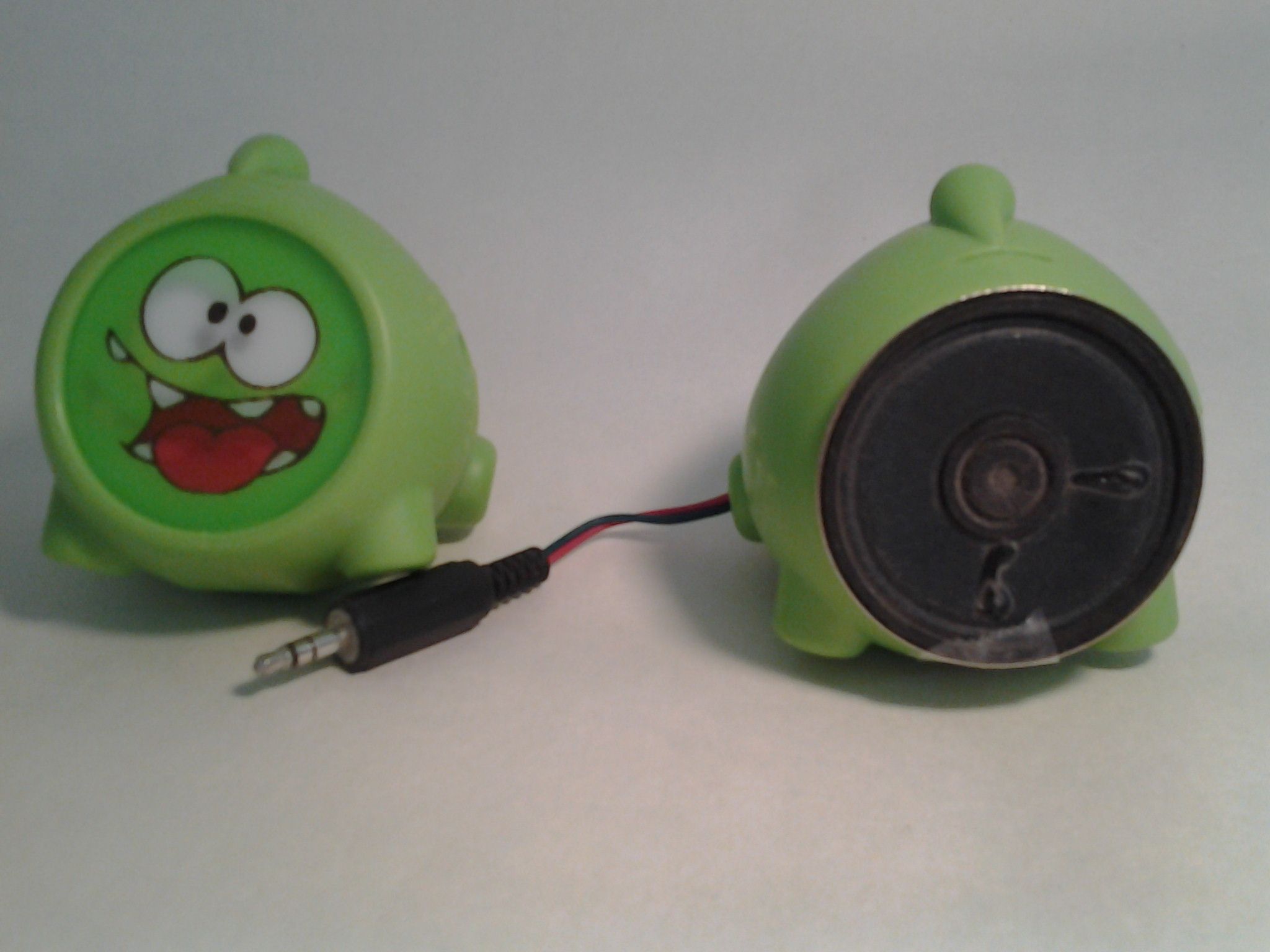 Simple Om-nom Speakers