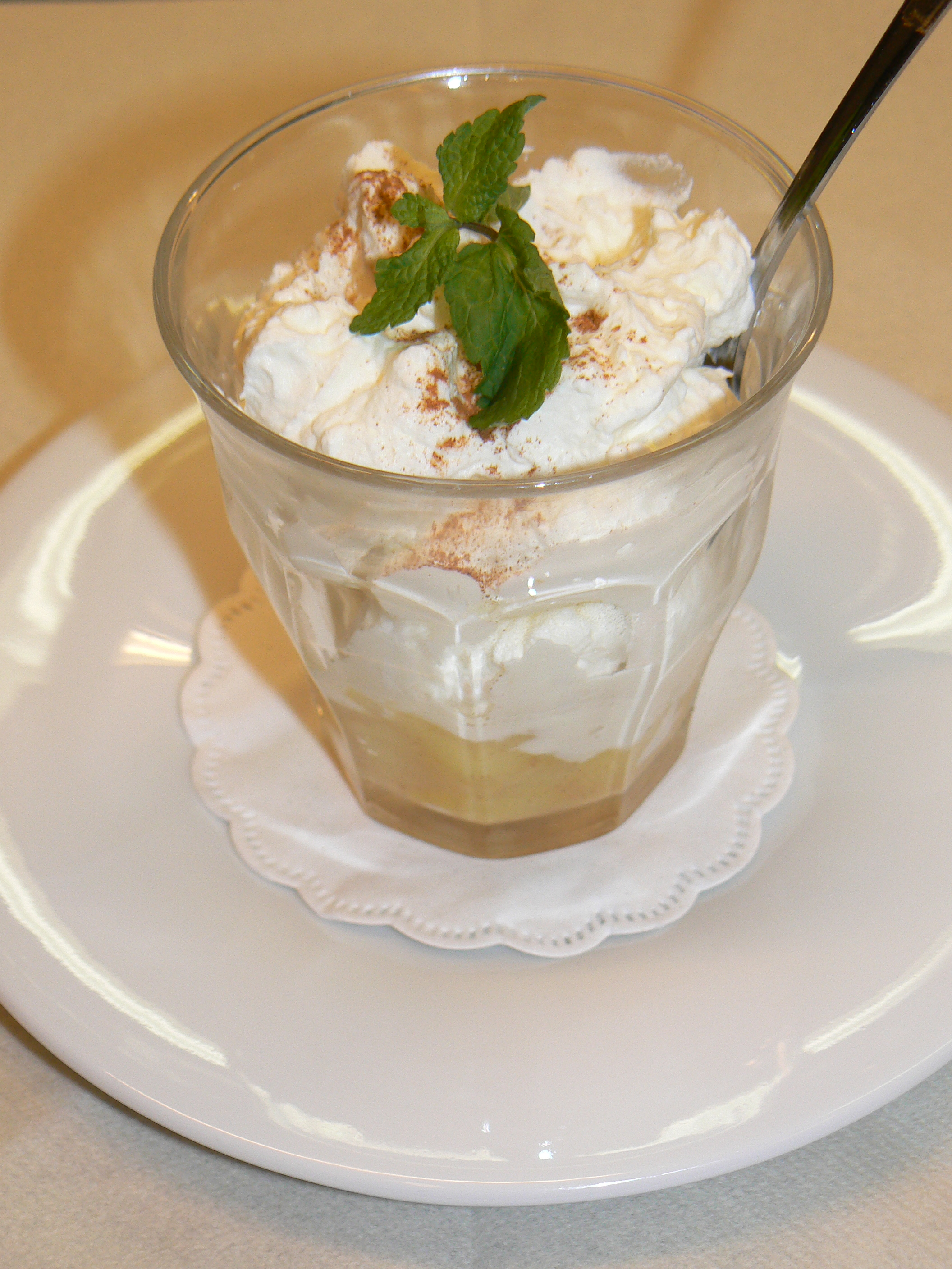 Meringue Dessert With Apples and Cinnamon