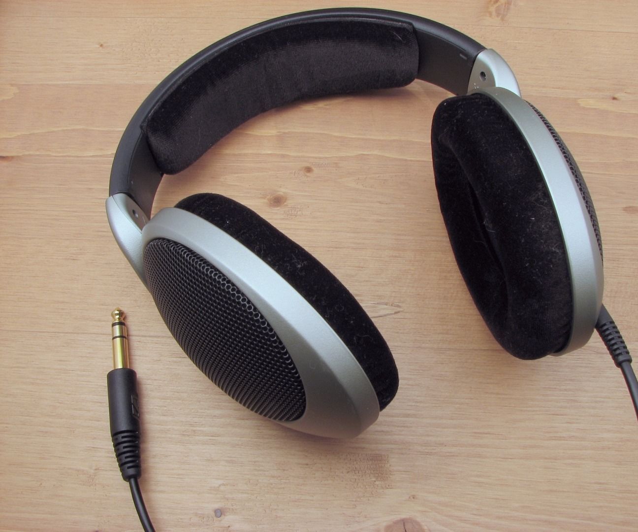 Beats by Hannah & Julliana (DIY Headphones)