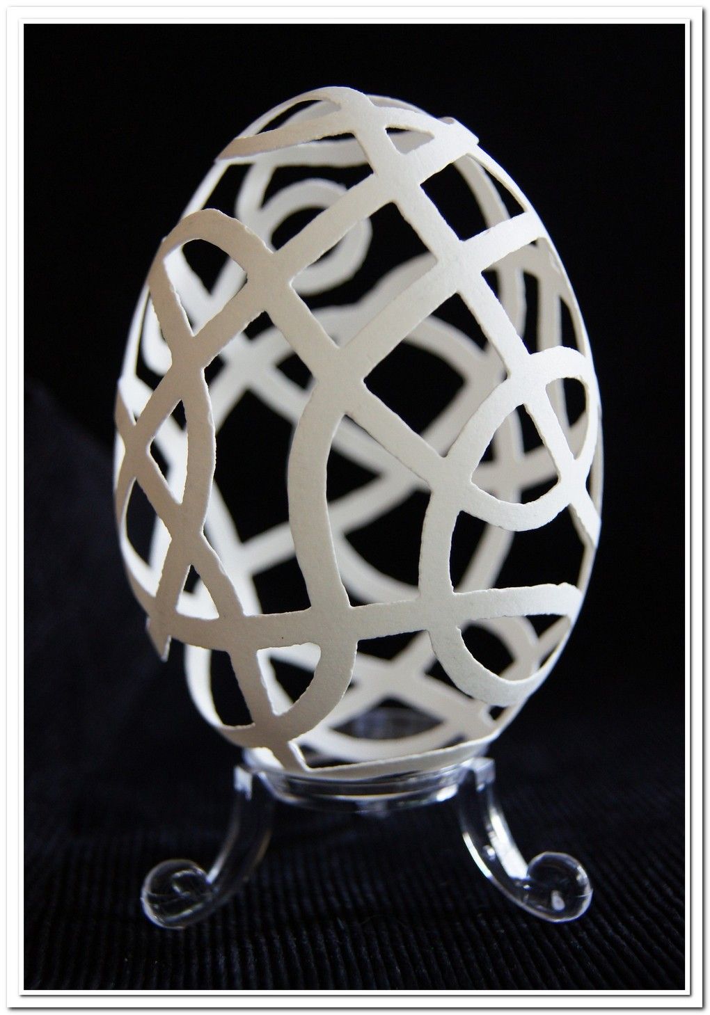 Ribbon carved eggshell