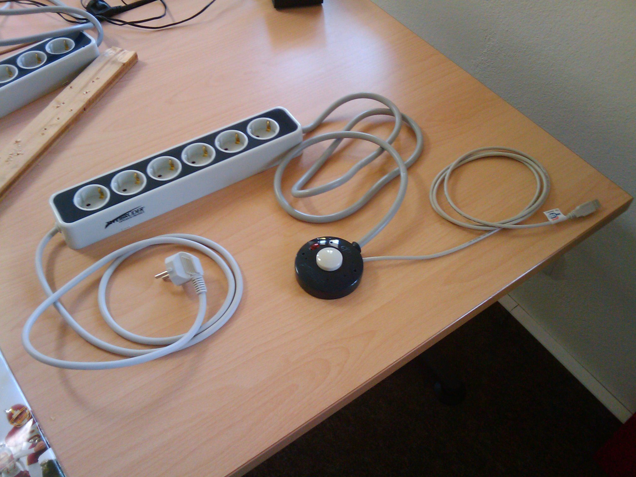 Smart Master/Slave Power Strip for Your PC [mod] (self Shutdown But Zero Standby)