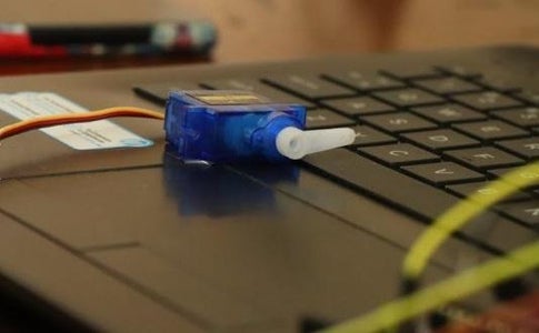 Připojení Servomotoru K Simulaci Stisku Klávesy Na Klávesnici
