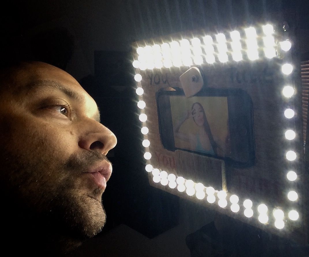 IPhone Selfie Beauty Lamp or Ring Light / IPhone自拍美容燈/環形光- We Love INSTRUCTABLES! 