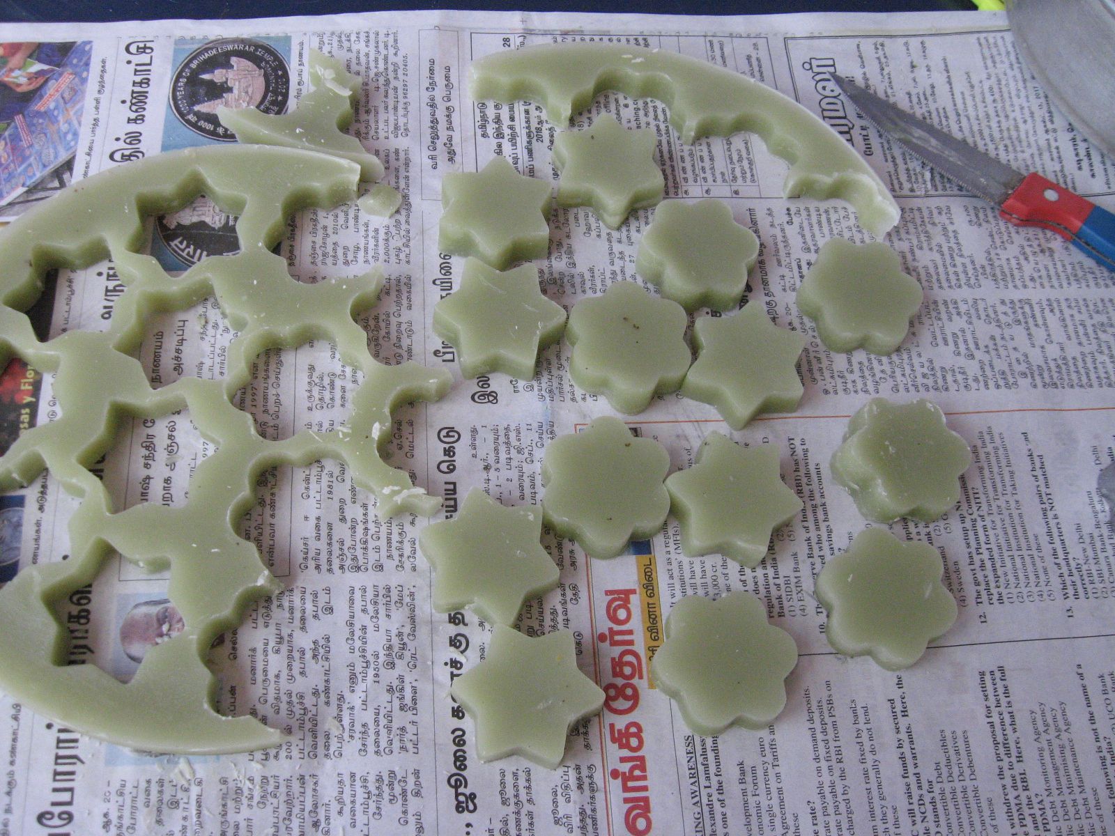 Make Tealight Candles With Leftover Wax and Cookie Cutters 7 Steps