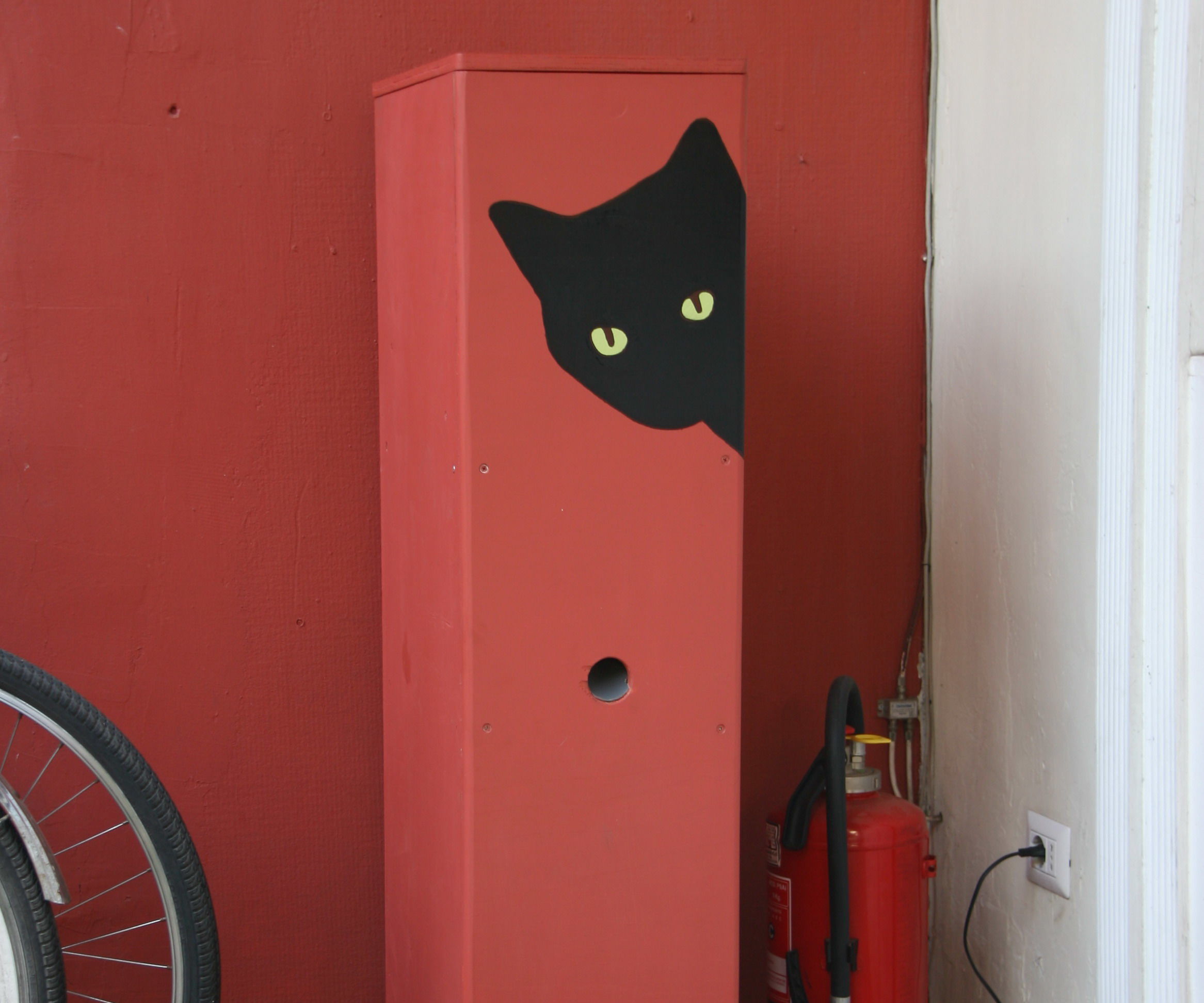 Stand Alone Pet Feeder for 20 Liters of Pellets / Nuggets