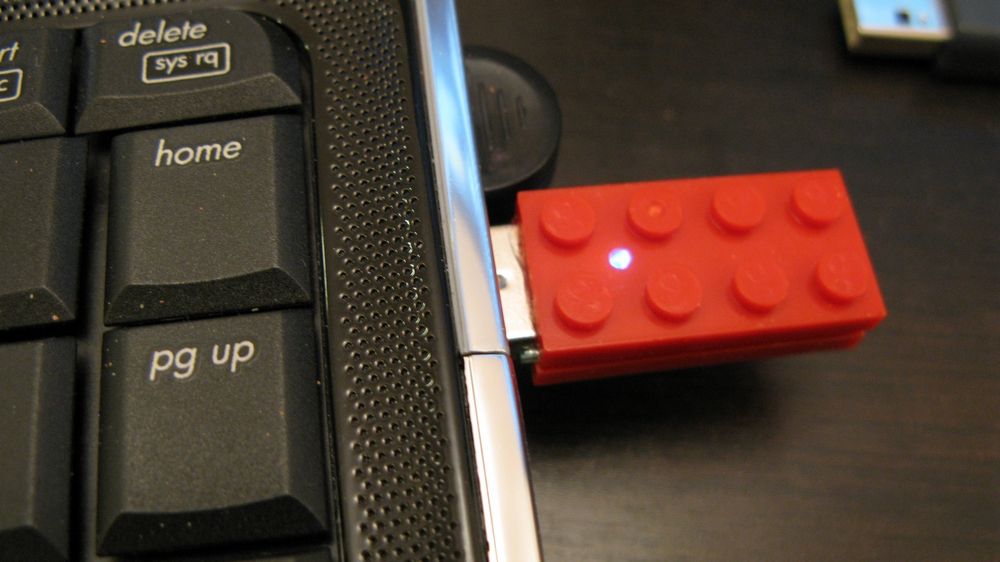 The 10-minute LEGO flash drive mod