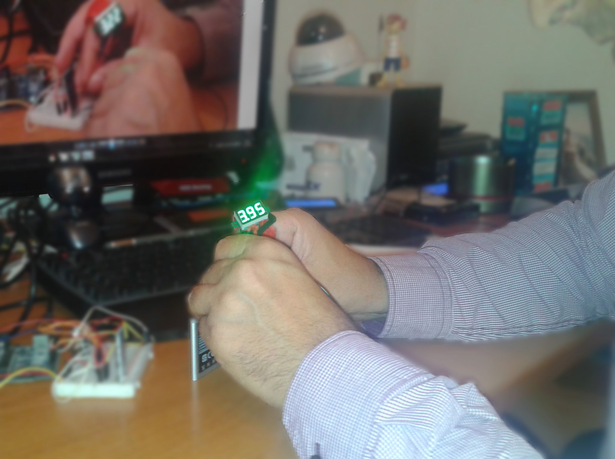 Index Finger Voltmeter [a Way to Meter DC Voltage Without Holding Your Meter]