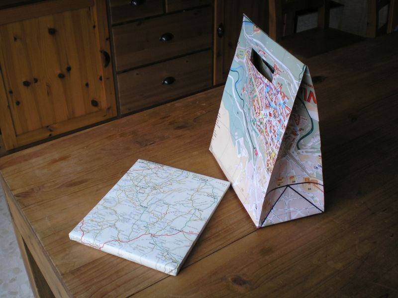 From Old Tourist Map to Gift Bag / De Mapa Viejo a Bolsa De Regalo
