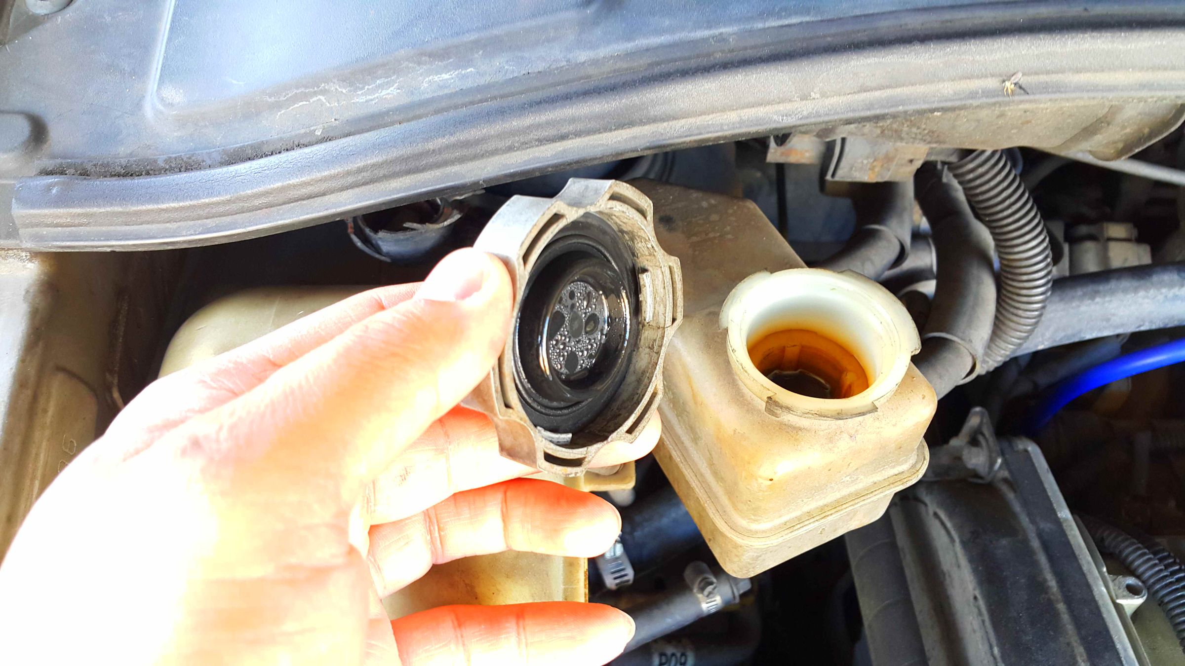 Vacuum Bleeding Brake Lines the One Man Job. (Hyundai Trajet 2000