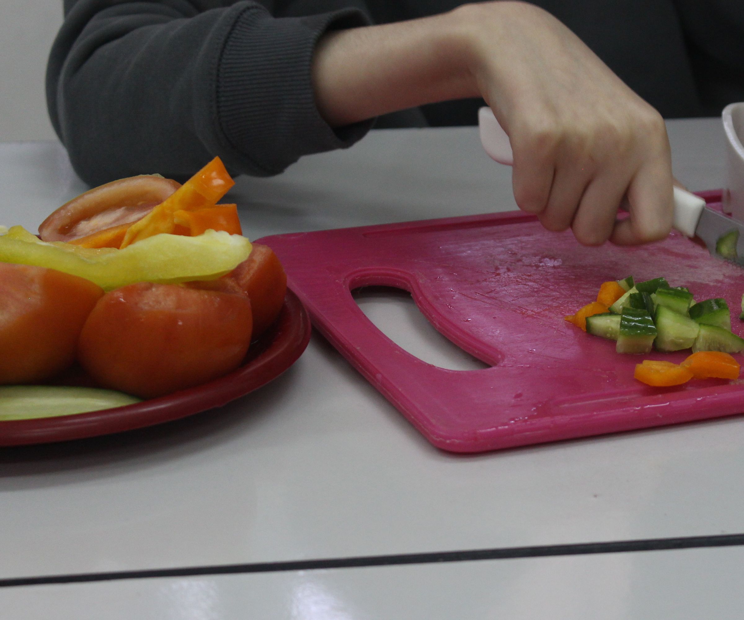 Fixperts - Fixwall That Enables to Cut Salad Safely