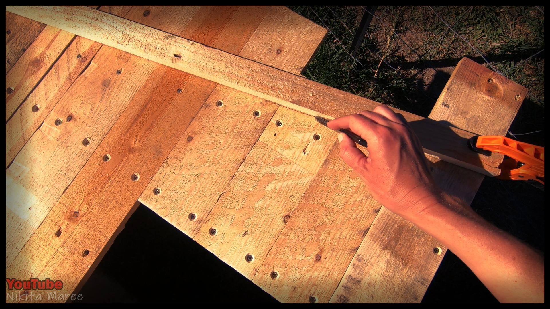 how do you build a dog kennel