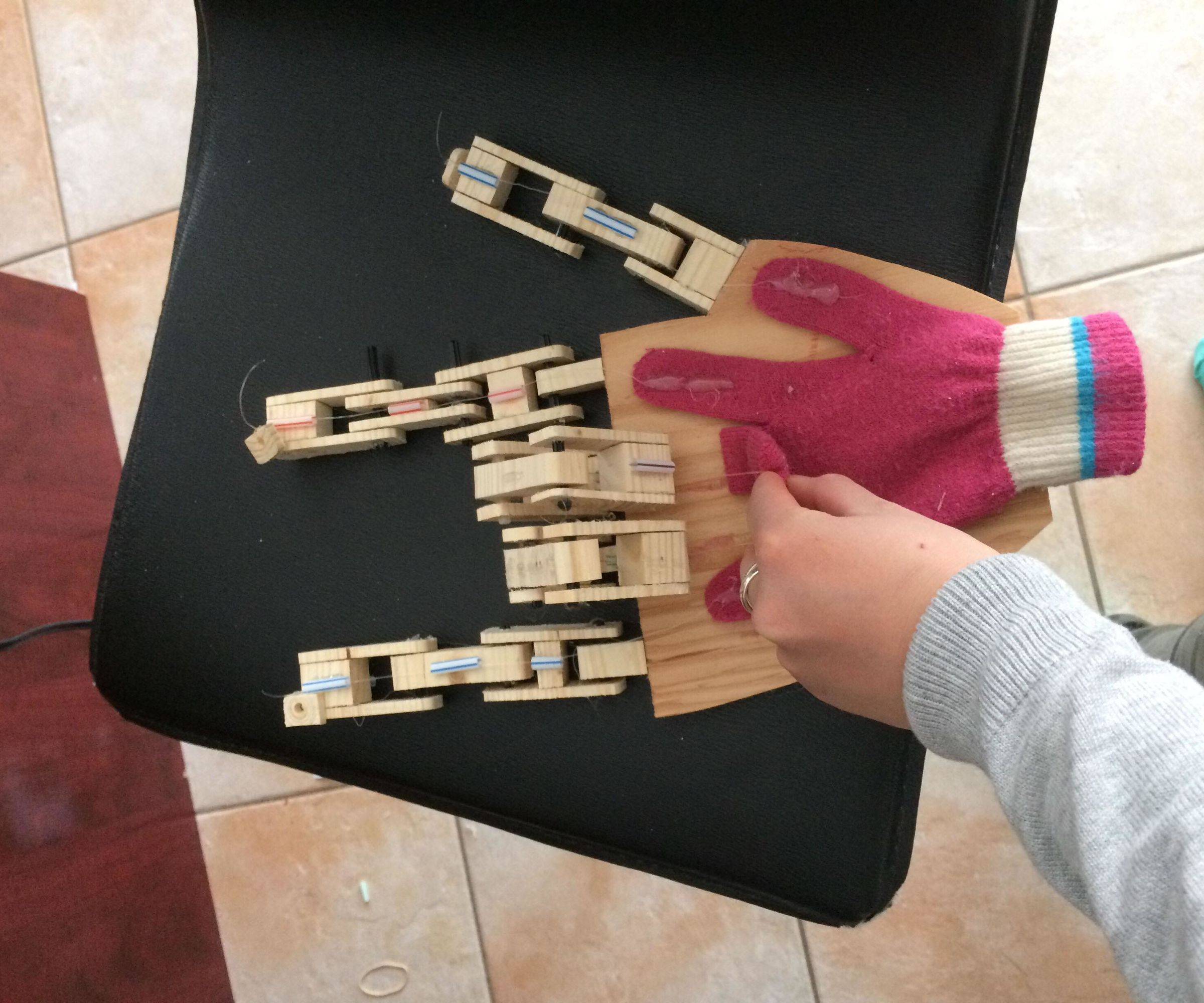 A Robotic Controllable Hand
