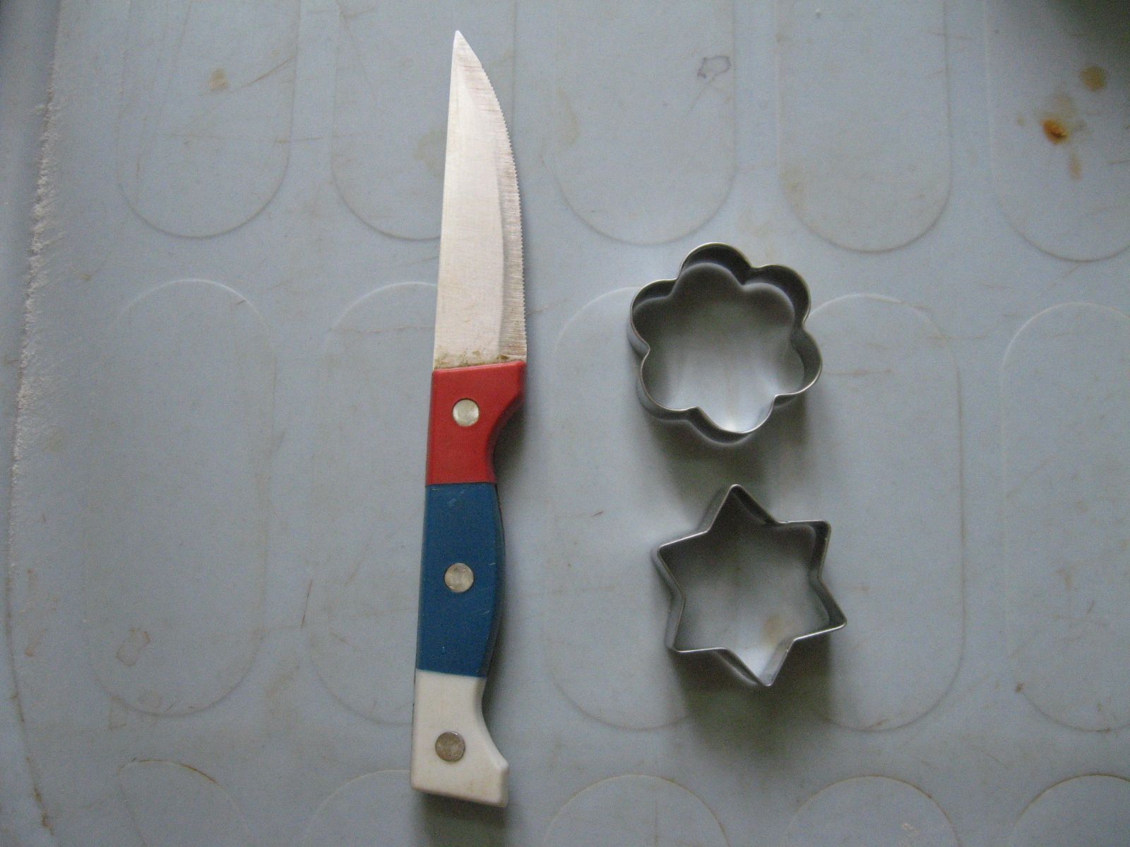 Make Tealight Candles With Leftover Wax and Cookie Cutters 7 Steps