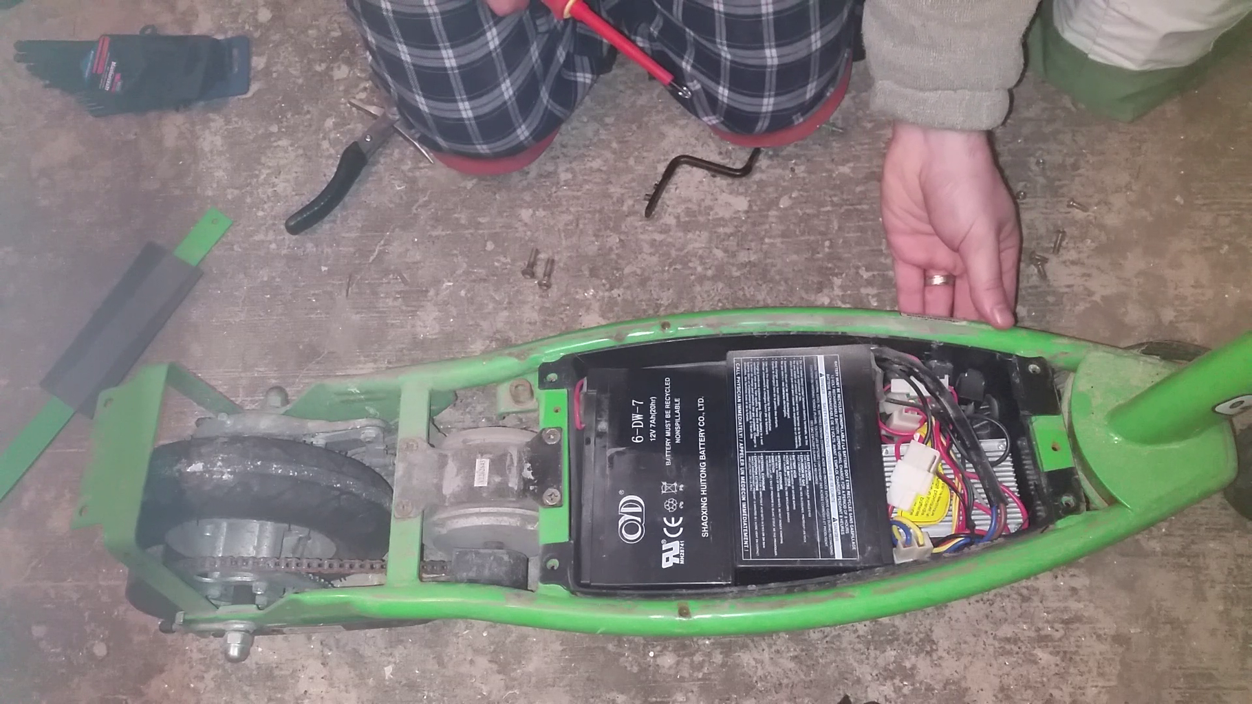 Razor electric best sale scooter battery