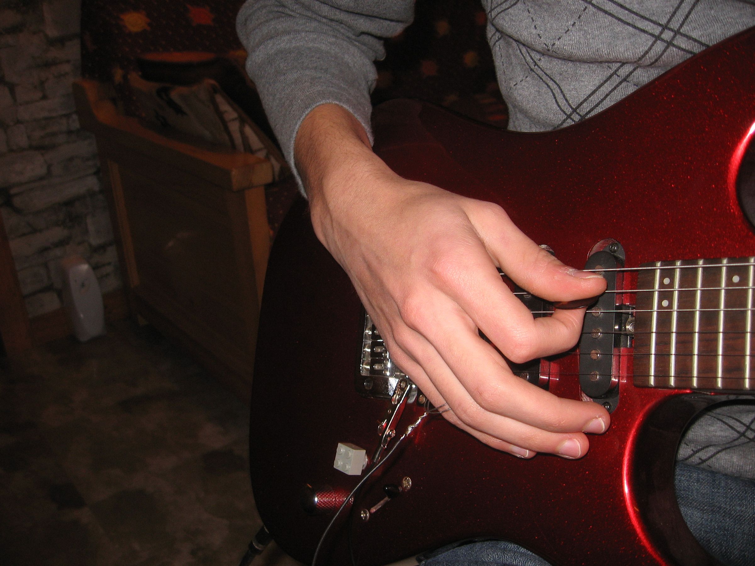 Get Rid of the 60Hz Hum on a Guitar. 3 Steps Instructables