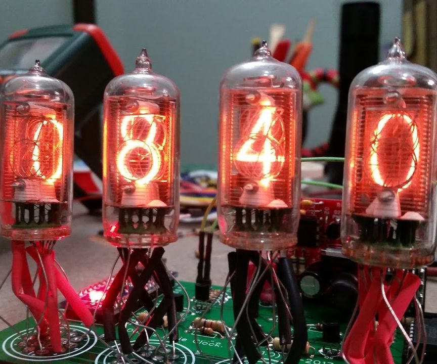 Nixie Tube Clock 赤 Z566M Red Nixie Clock with Sockets and Columns in a Vintage