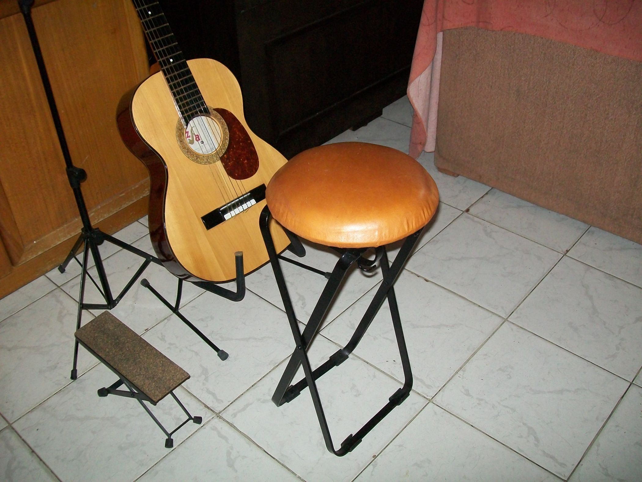 Foldable Classic Guitar Practice Stool 8 Steps Instructables