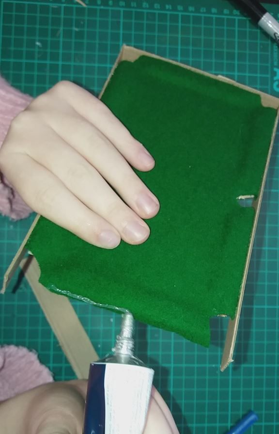 Cắt các bức tường và dán keo lên