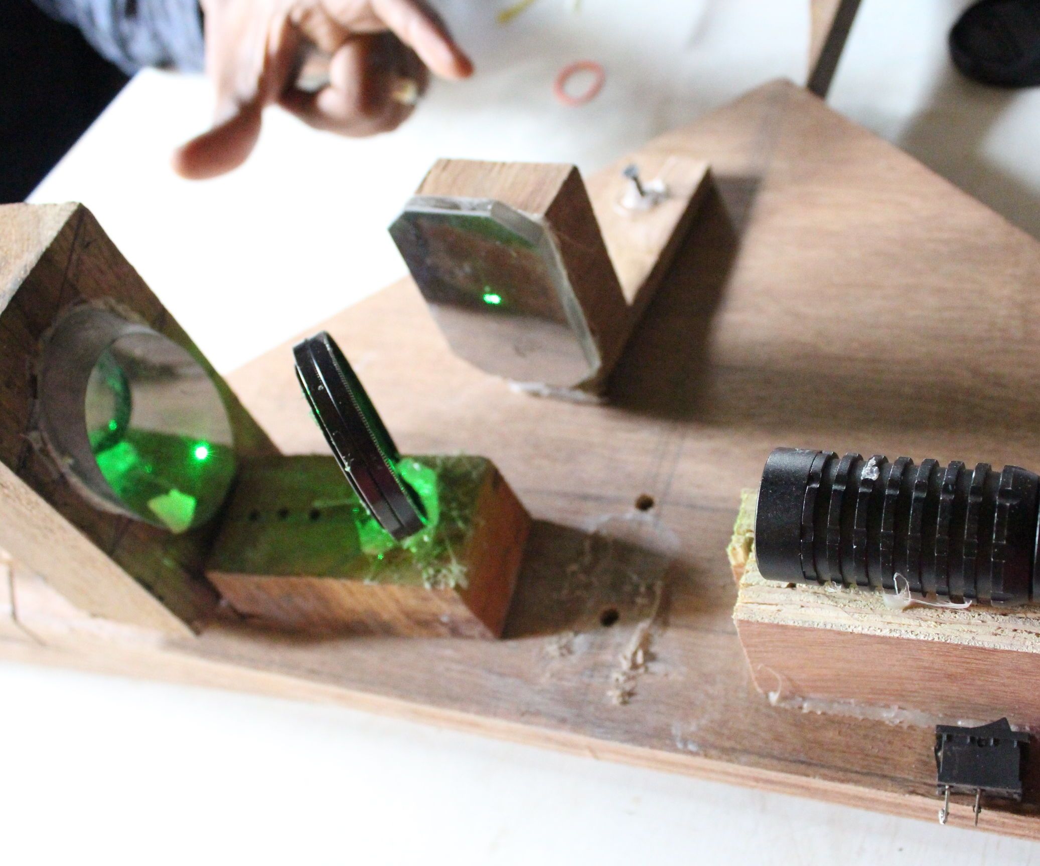 CHEAP INTERFEROMETER FOR OPTICAL TESTING OF TELESCOPE MIRRORS.