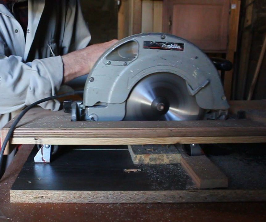 How to Convert a Hand-held Circular Saw Into a Crosscut Saw Using Scrap Materials.  Bricolaje: Sierra De Mesa, Mediante El Uso De Materiales Recuperados