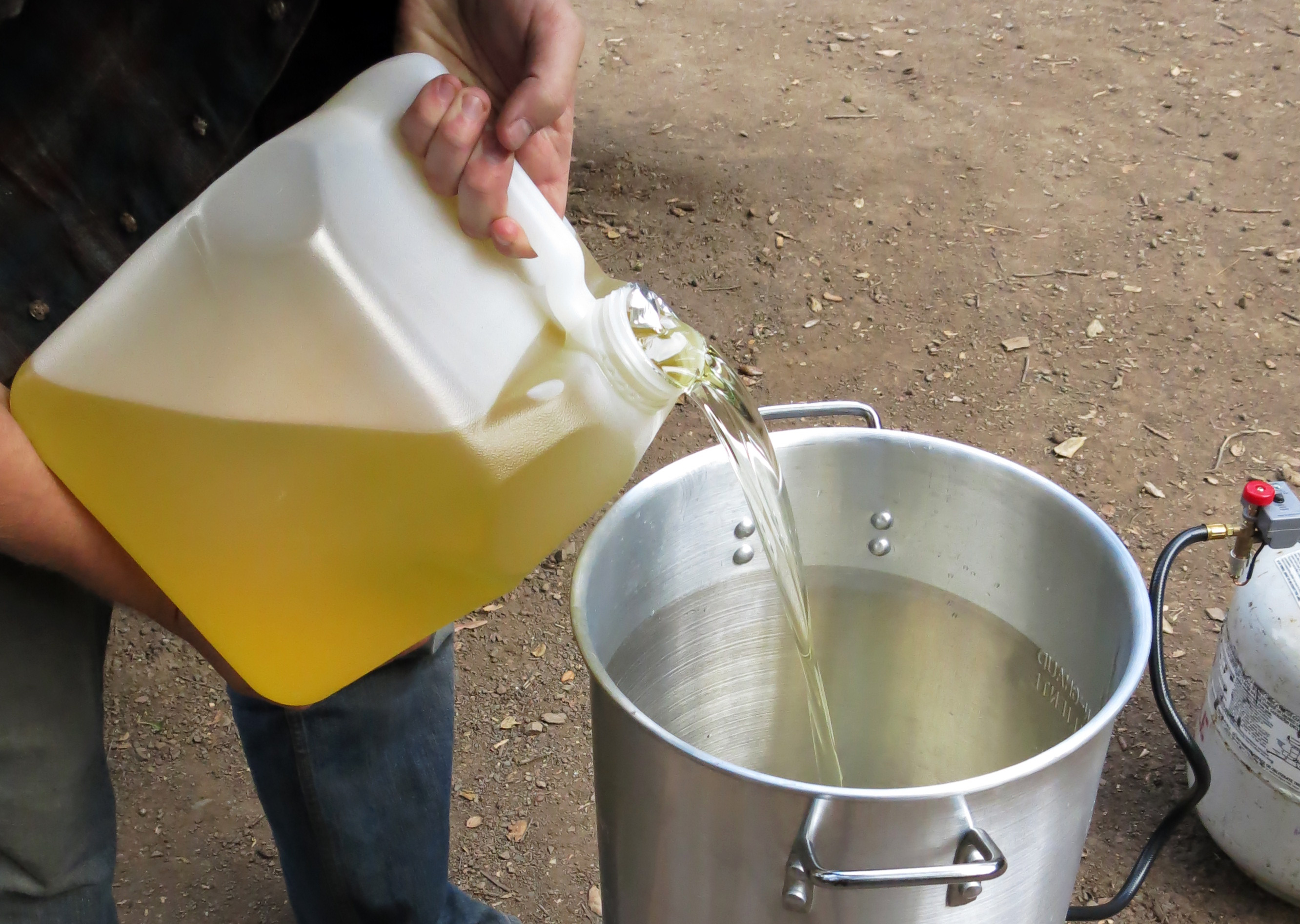 how to put a turkey on the fryer stand 2