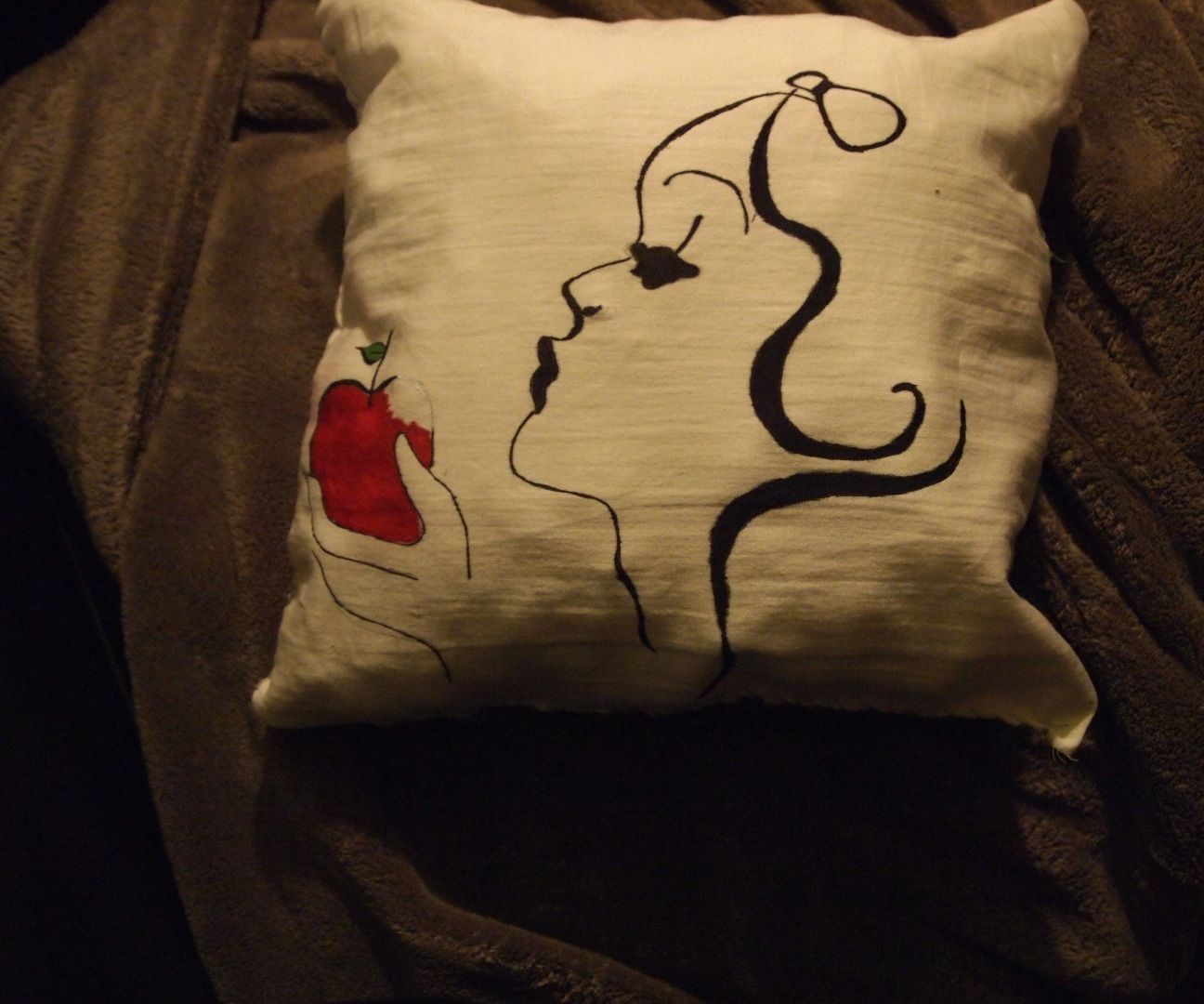 DIY Snow-White Pillow