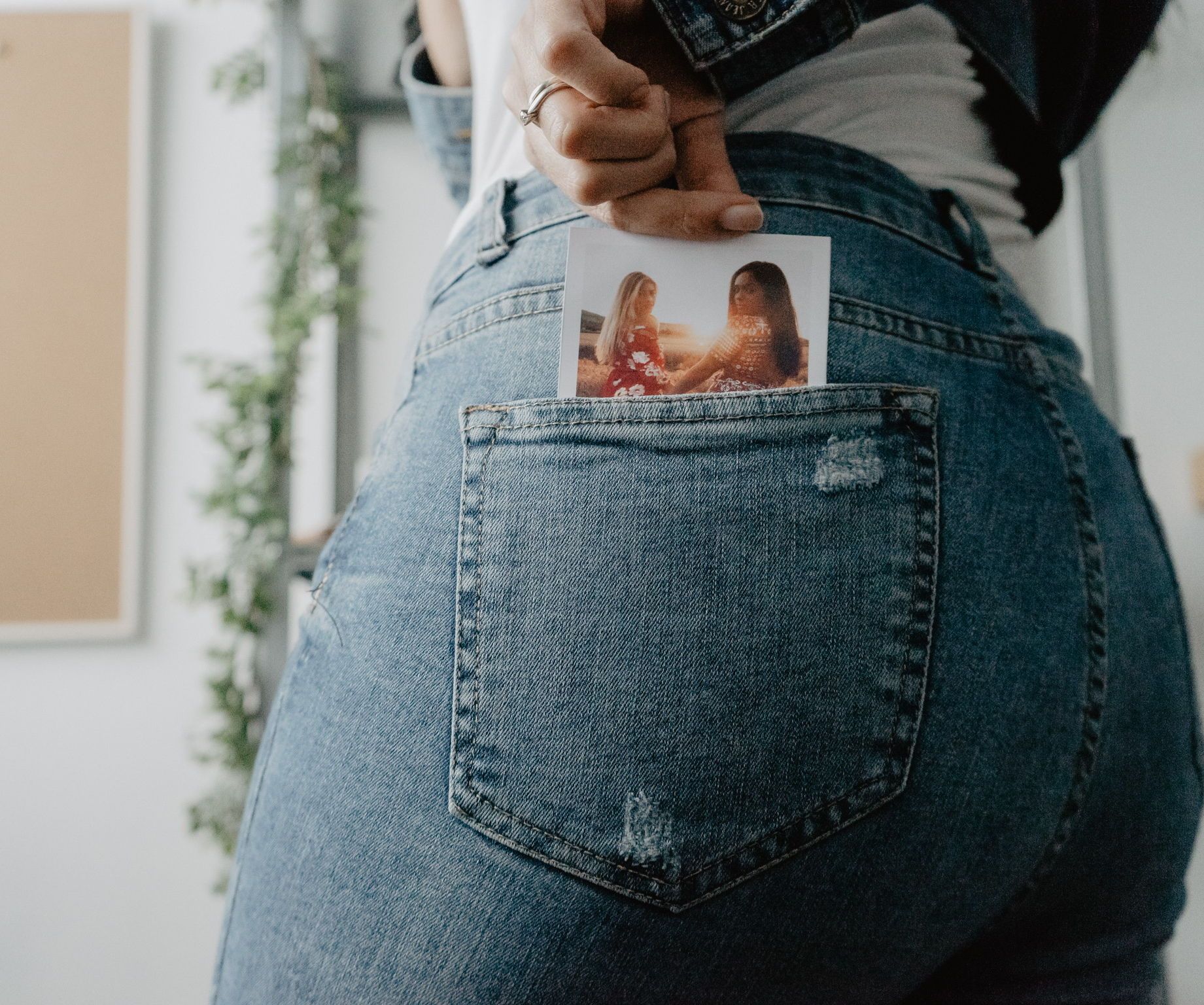 Make Your Own POLAROID Pictures in Under 10minutes!!! All Without a Polaroid Camera!!! Watch This Great Video!!!