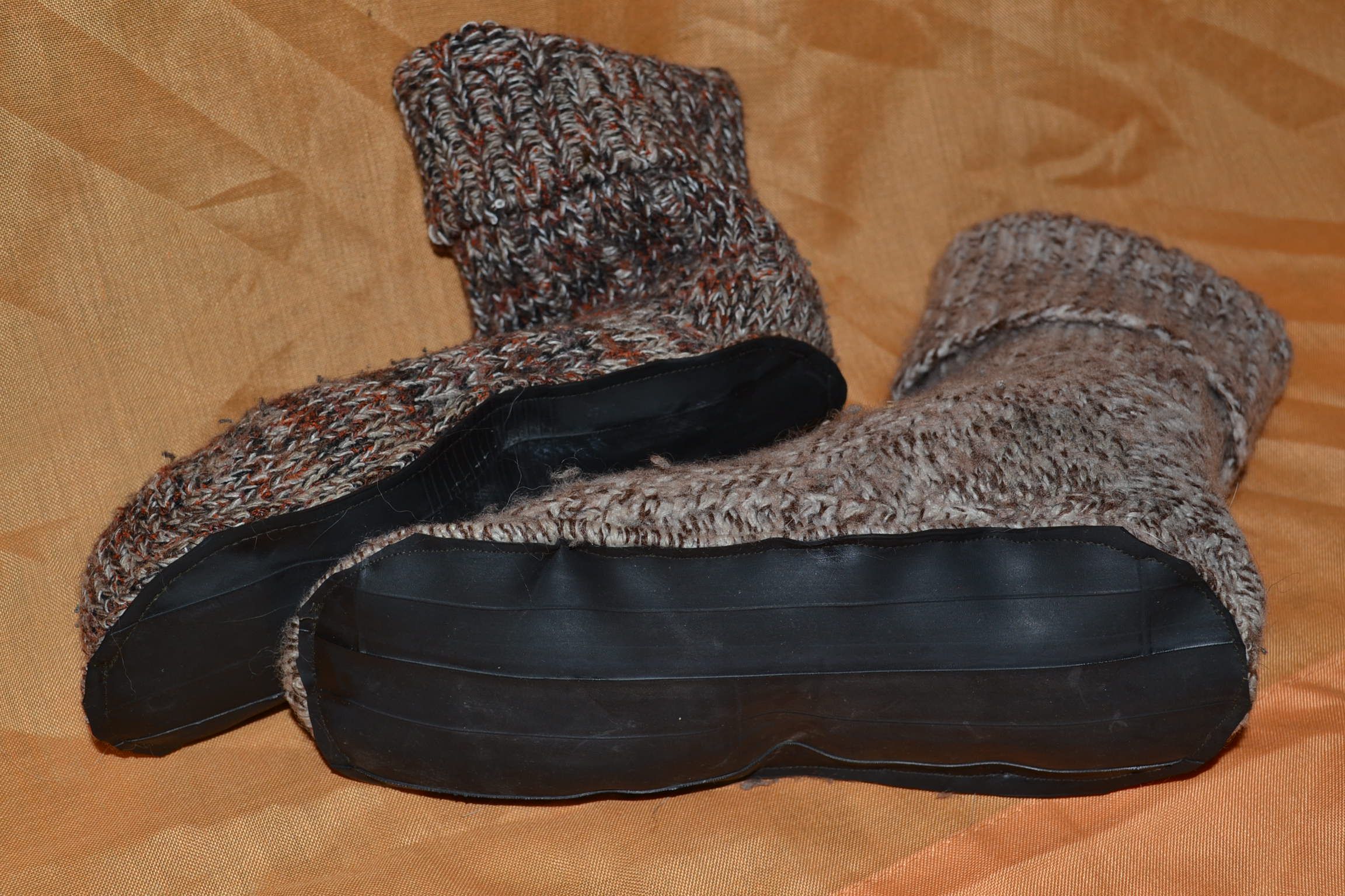 INNER TUBE NO-SLIP HOUSE SOCKS