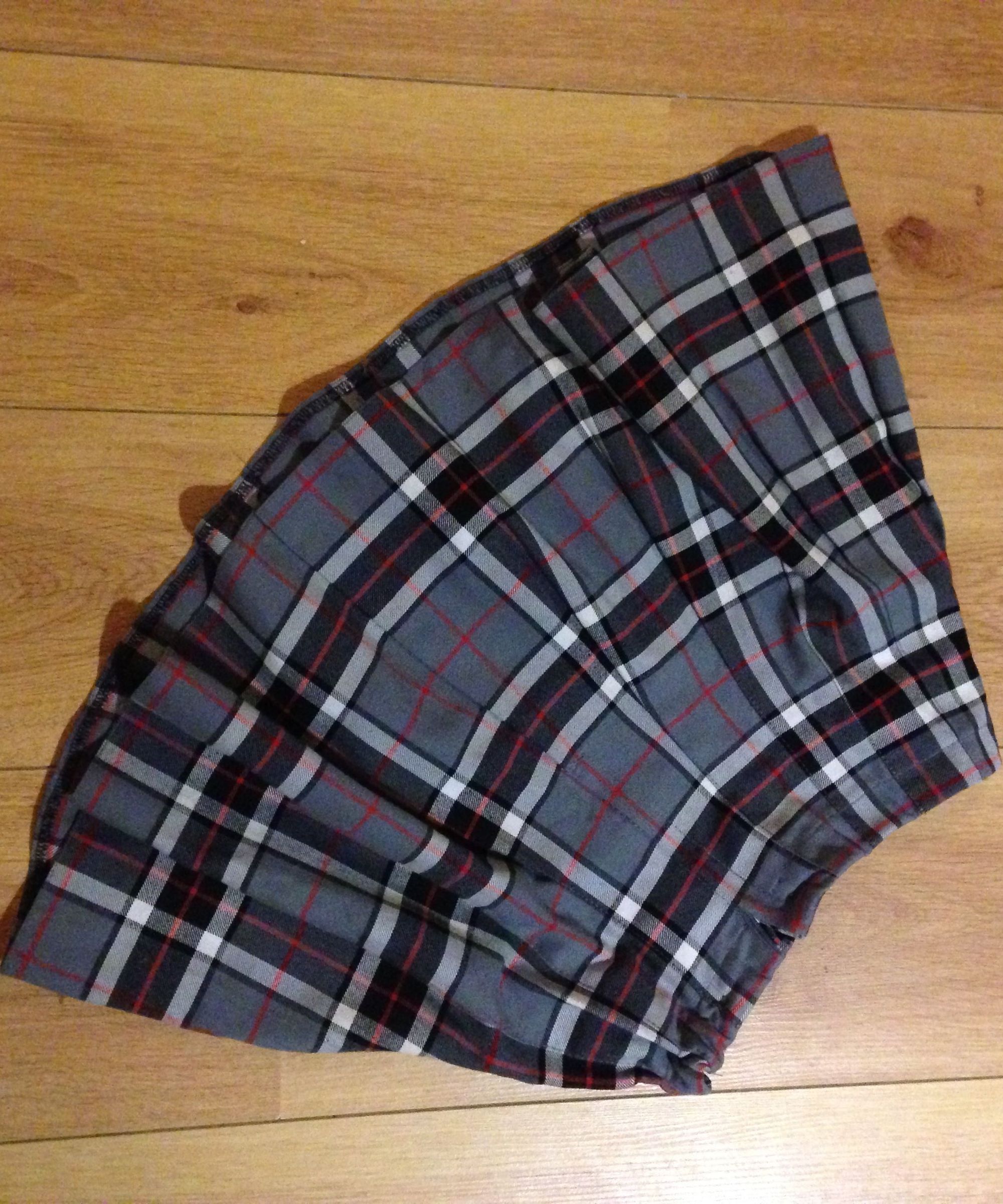 How to Replace the Elastic in a Skirt Waistband