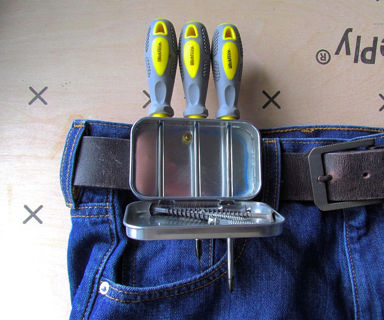 Turn a Mint Tin Into a Belt Holster for Screwdrivers 4 Steps (with