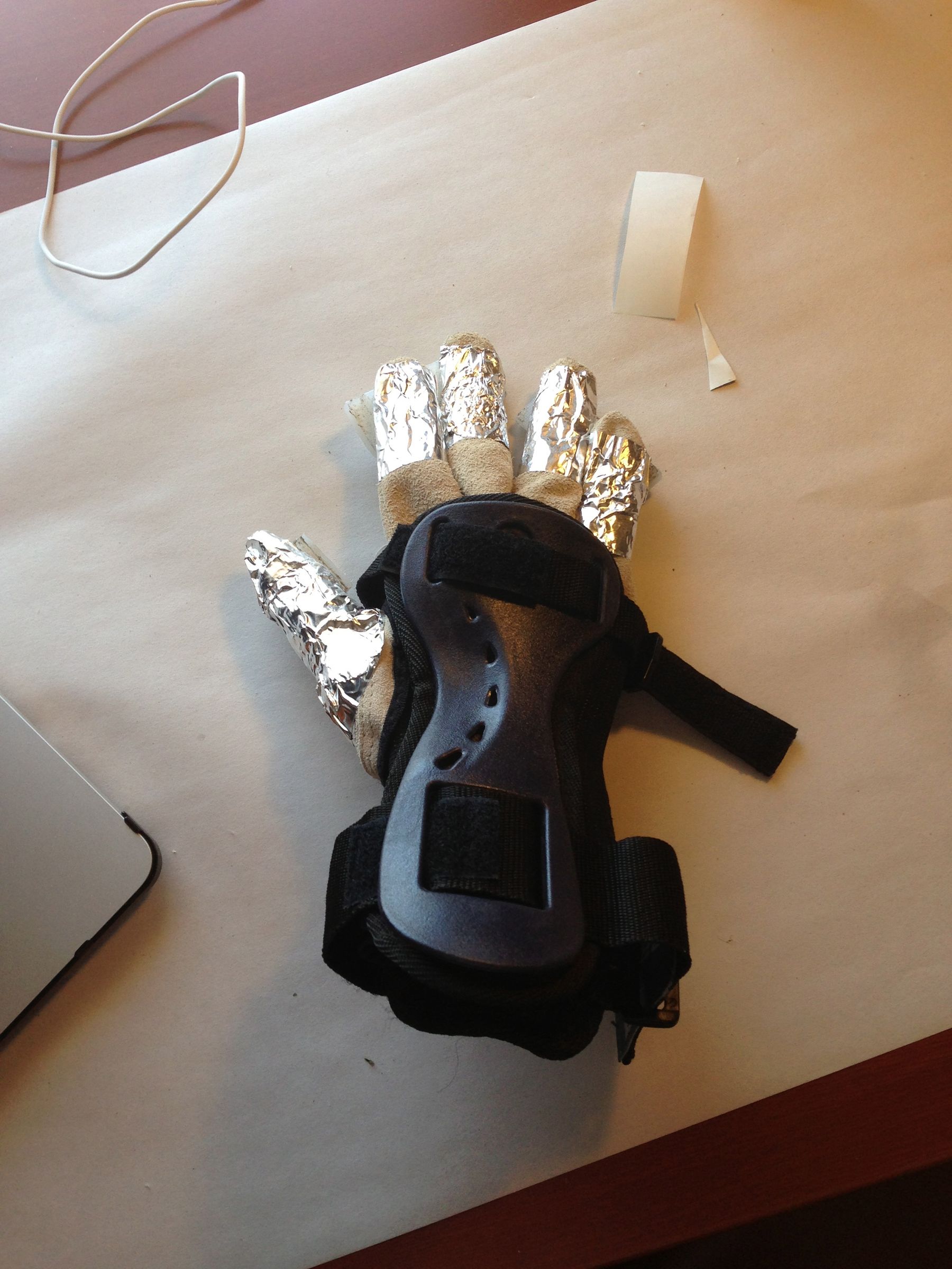 Cheap and Easy Longboarding Slide Gloves (with Wrist Guard) 4 Steps