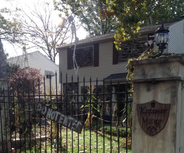 Kraemer Manor Halloween Decor