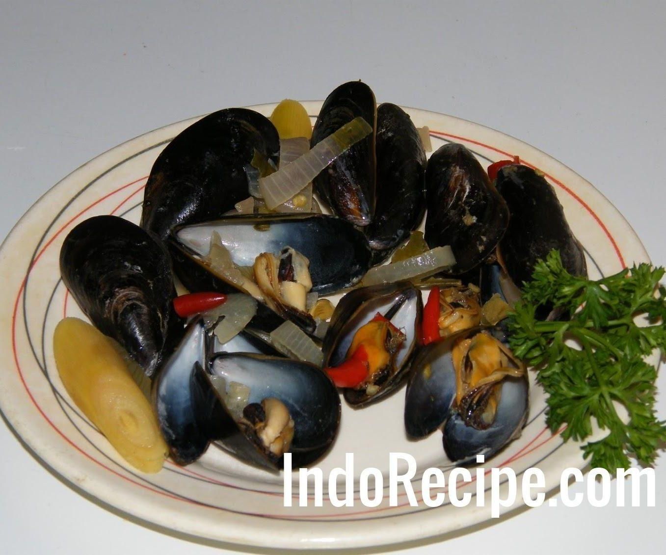 Spicy Steamed Mussels