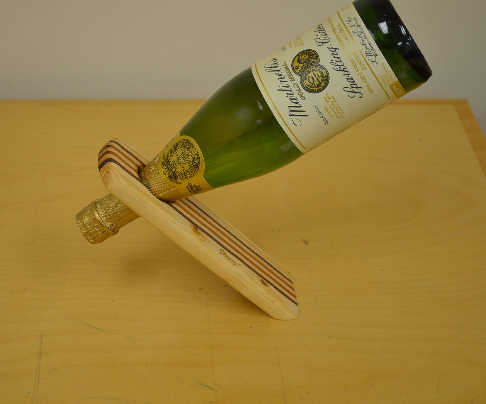 FLOATING WINE HOLDER