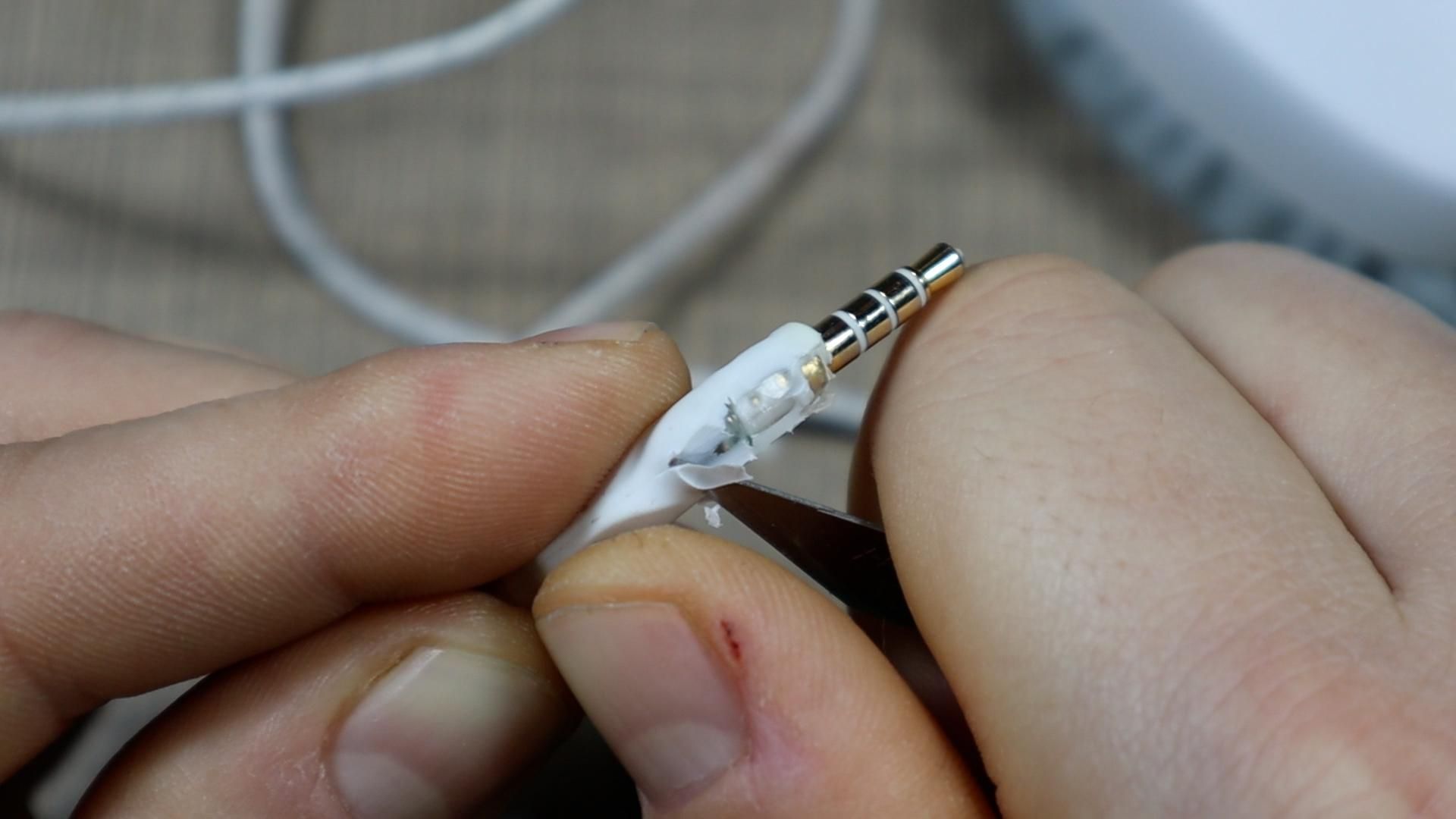 Replace Broken Headphones Connector 5 Steps (with Pictures