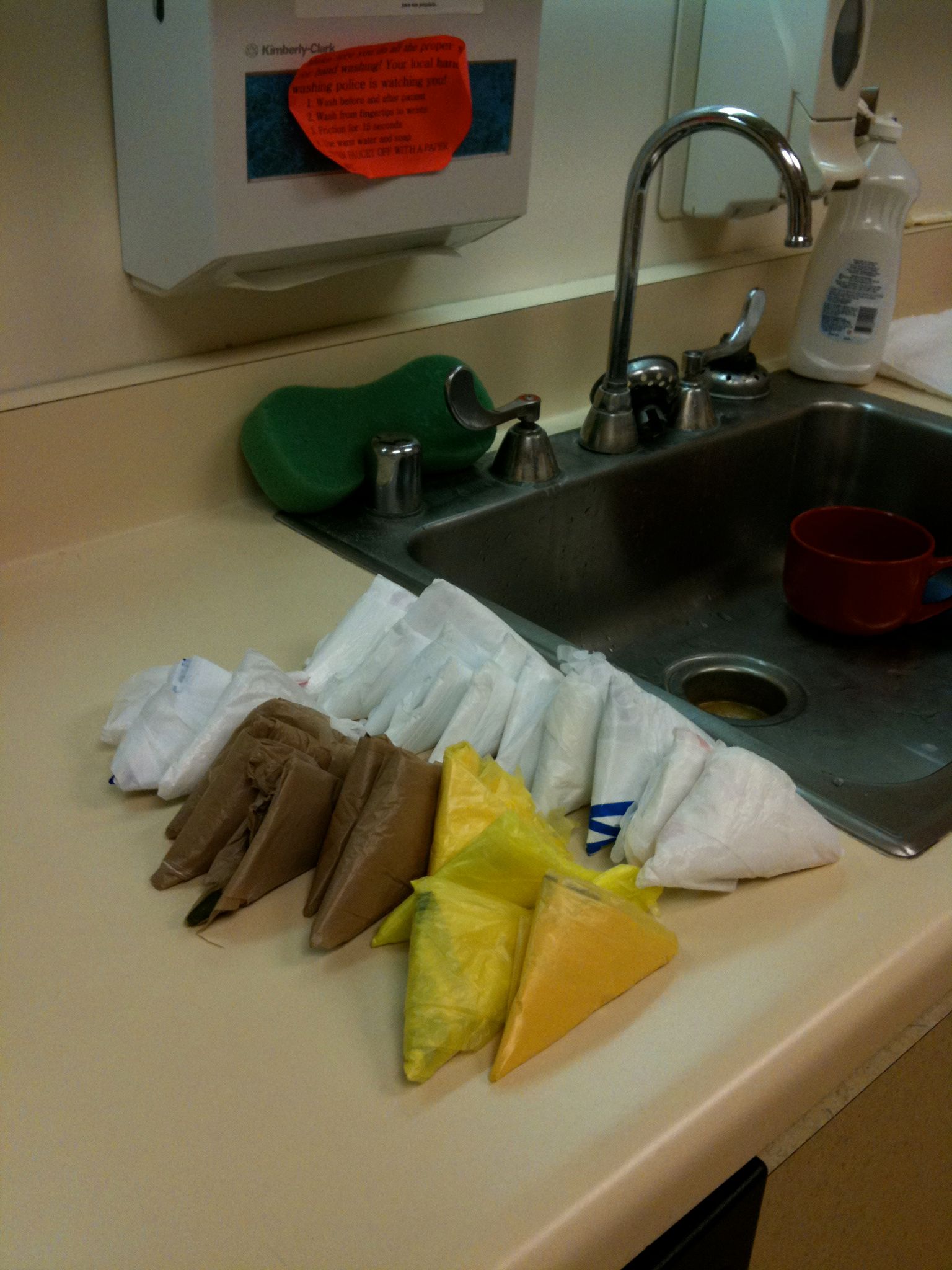 Organize All Those Shopping Bags in 30s W/this Forbes &amp; Instructables.com Tutorial