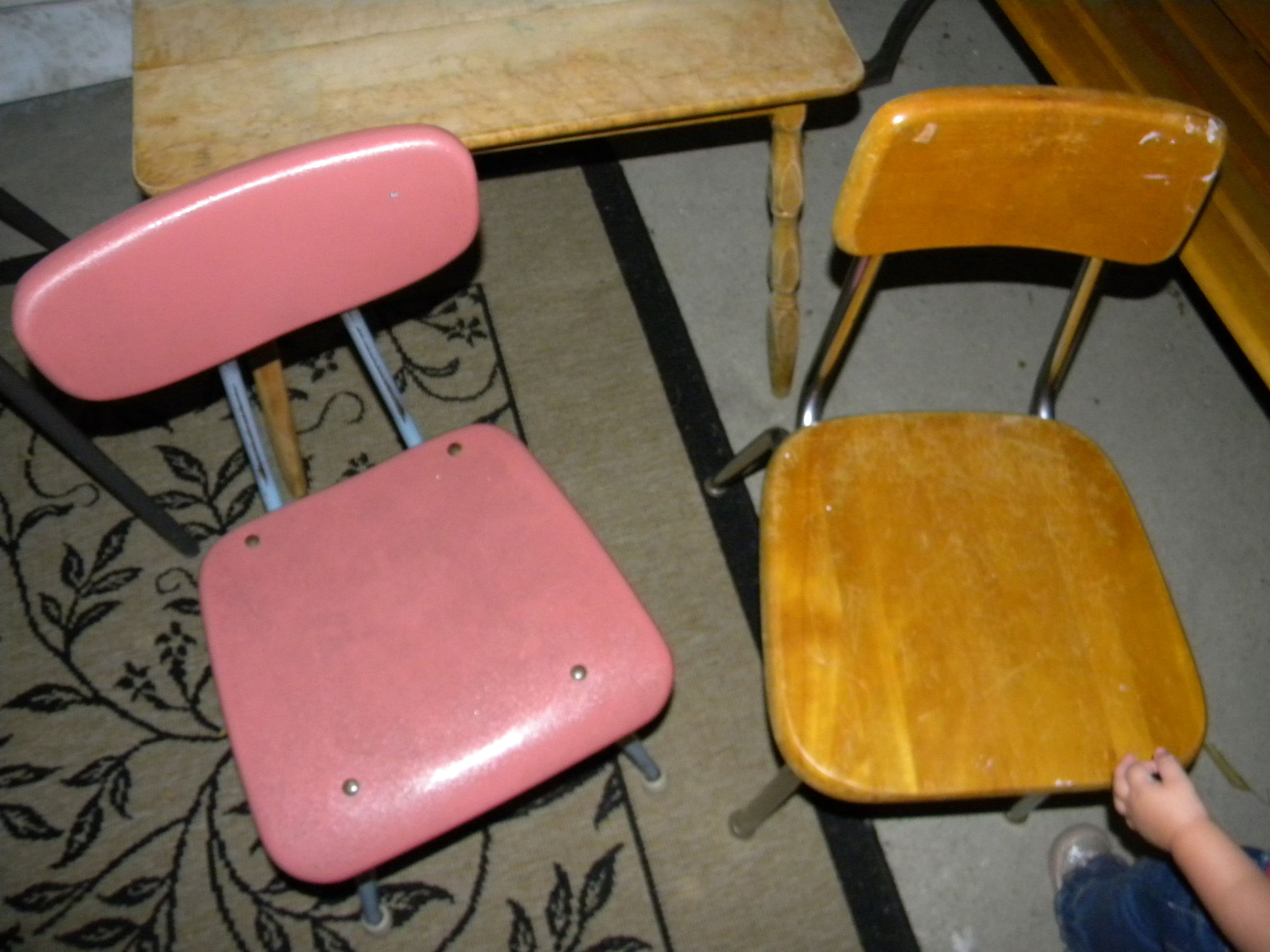 "Fixing" Up Old Furniture With Decoupage 3 Steps (with Pictures