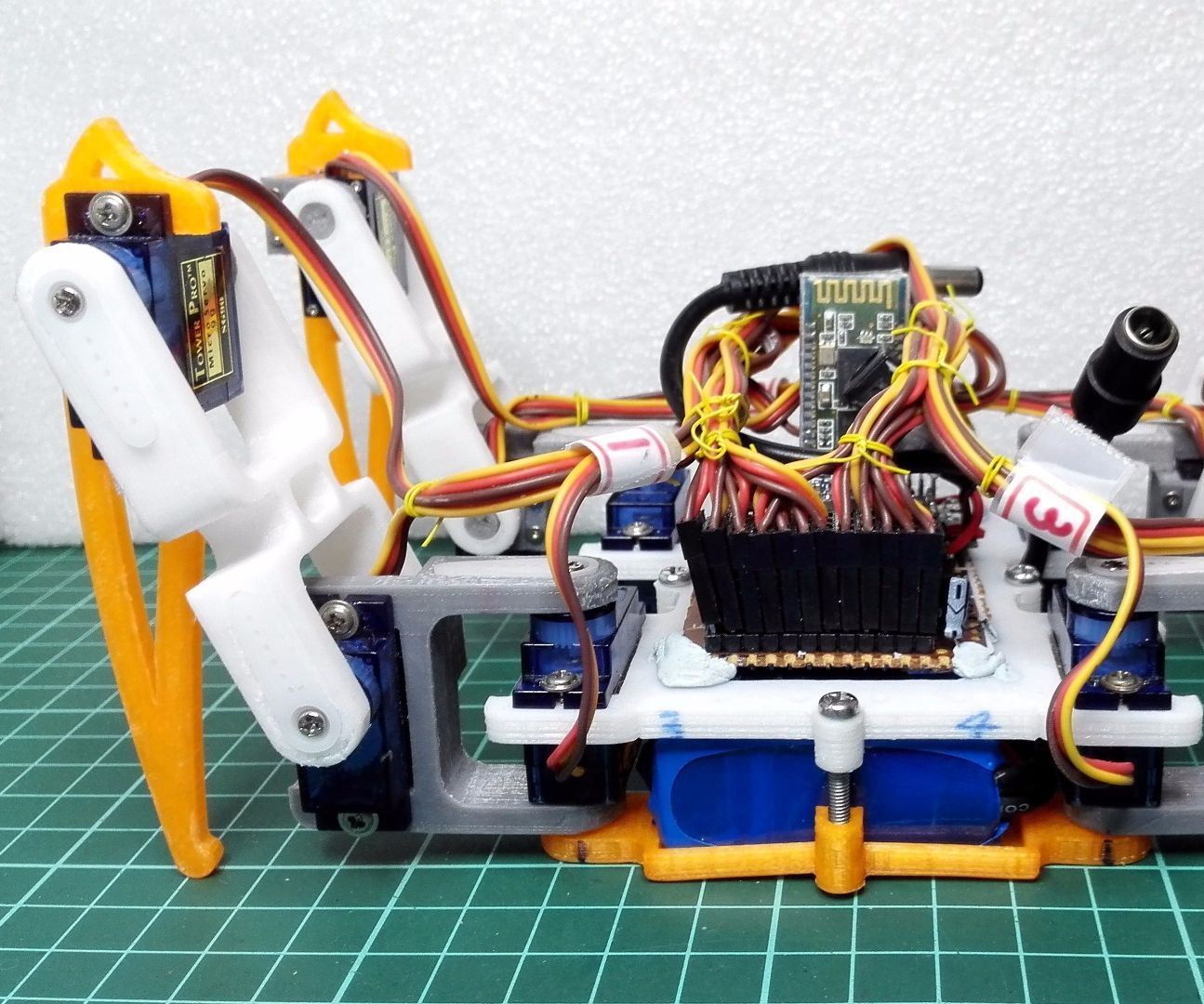 [DIY] Spider Robot(Quad Robot, Quadruped)