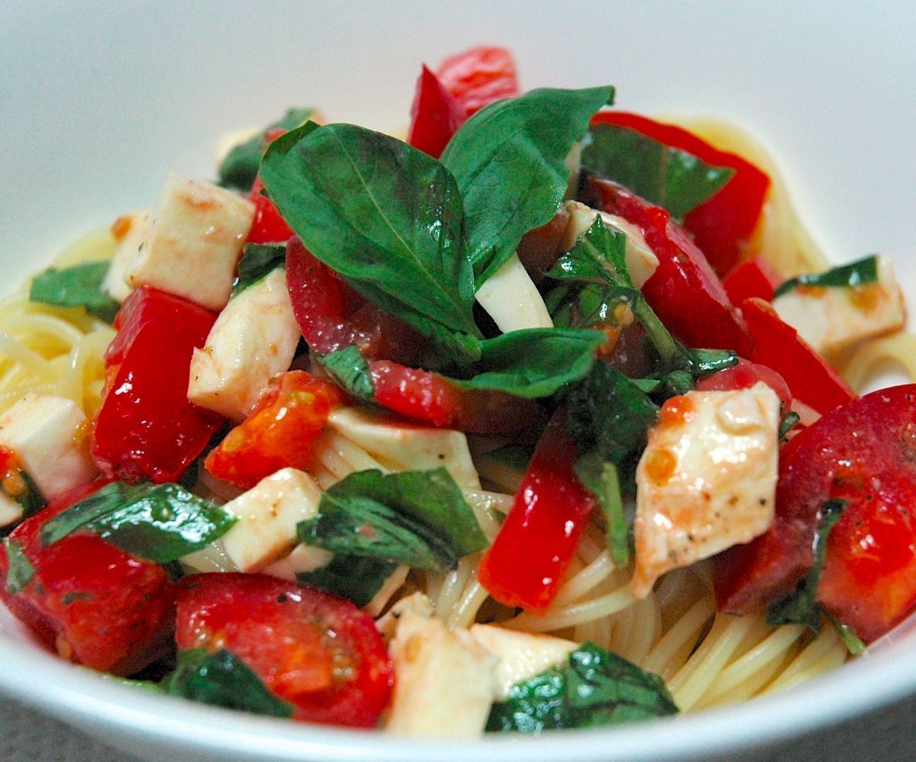 Tomato, Basil, and Mozzarella Chilled Pasta Recipe 